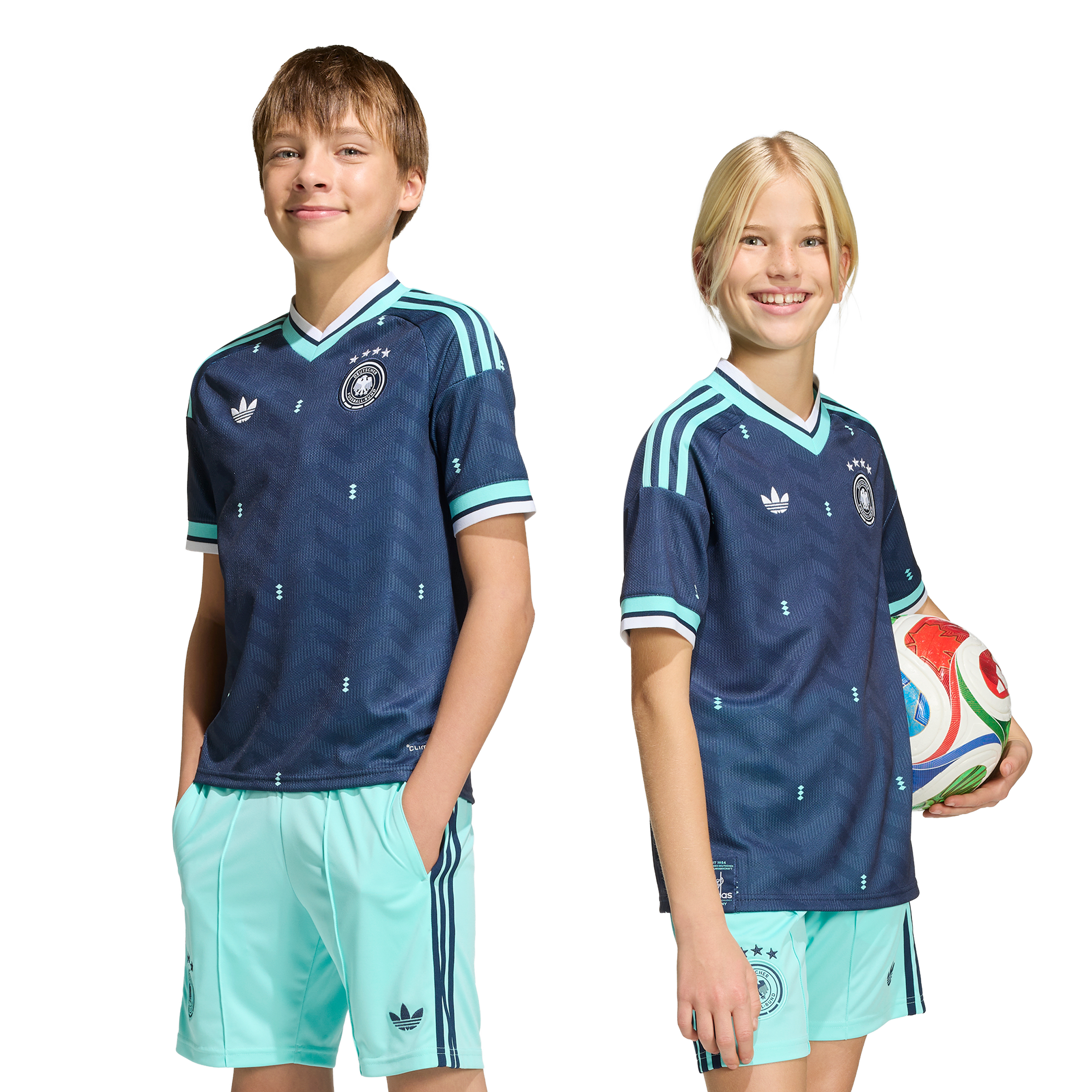 2 Kinder im Adidas DFB Away Trikots