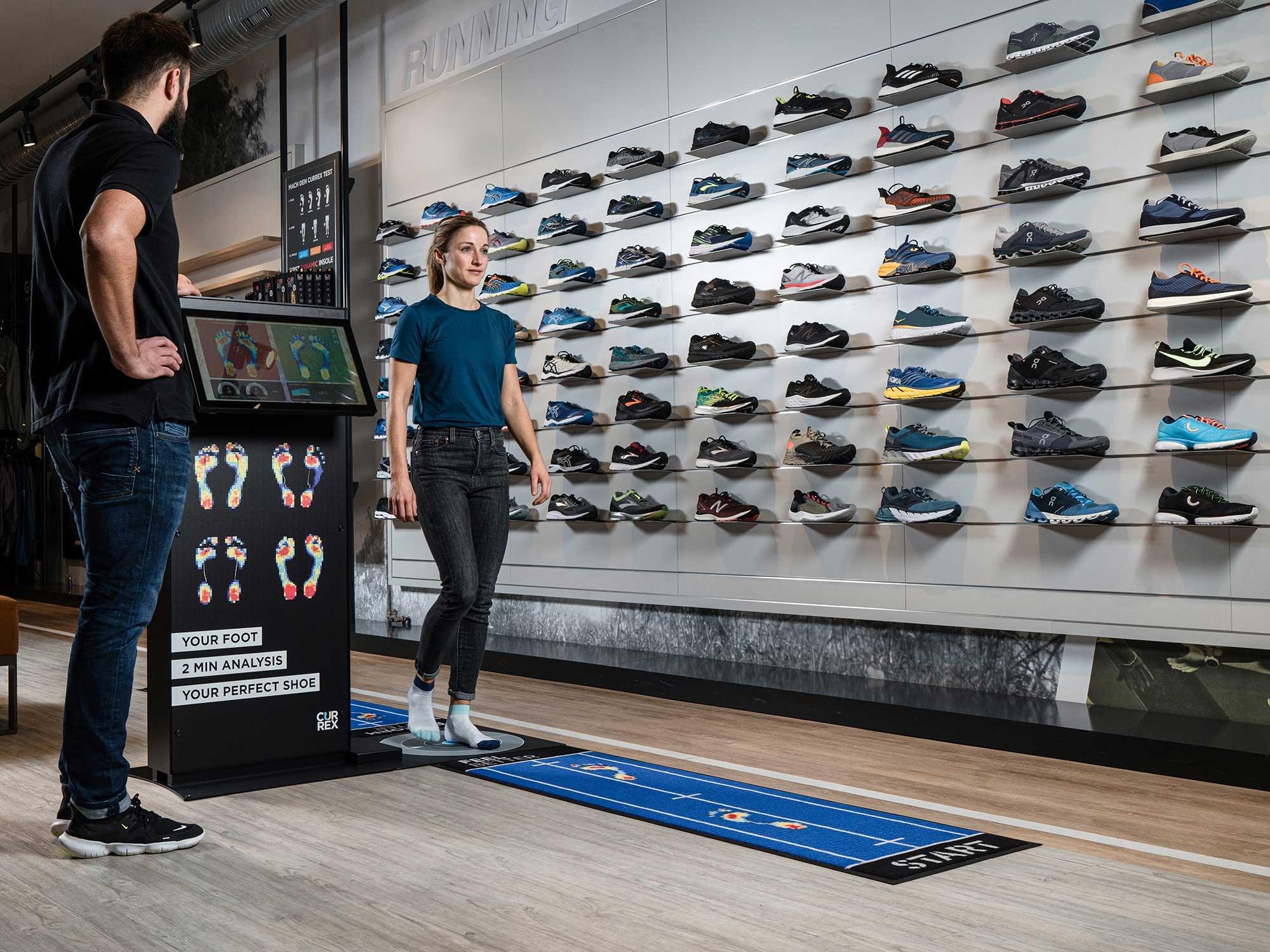 Verkäufer bei Laufschuhberatung