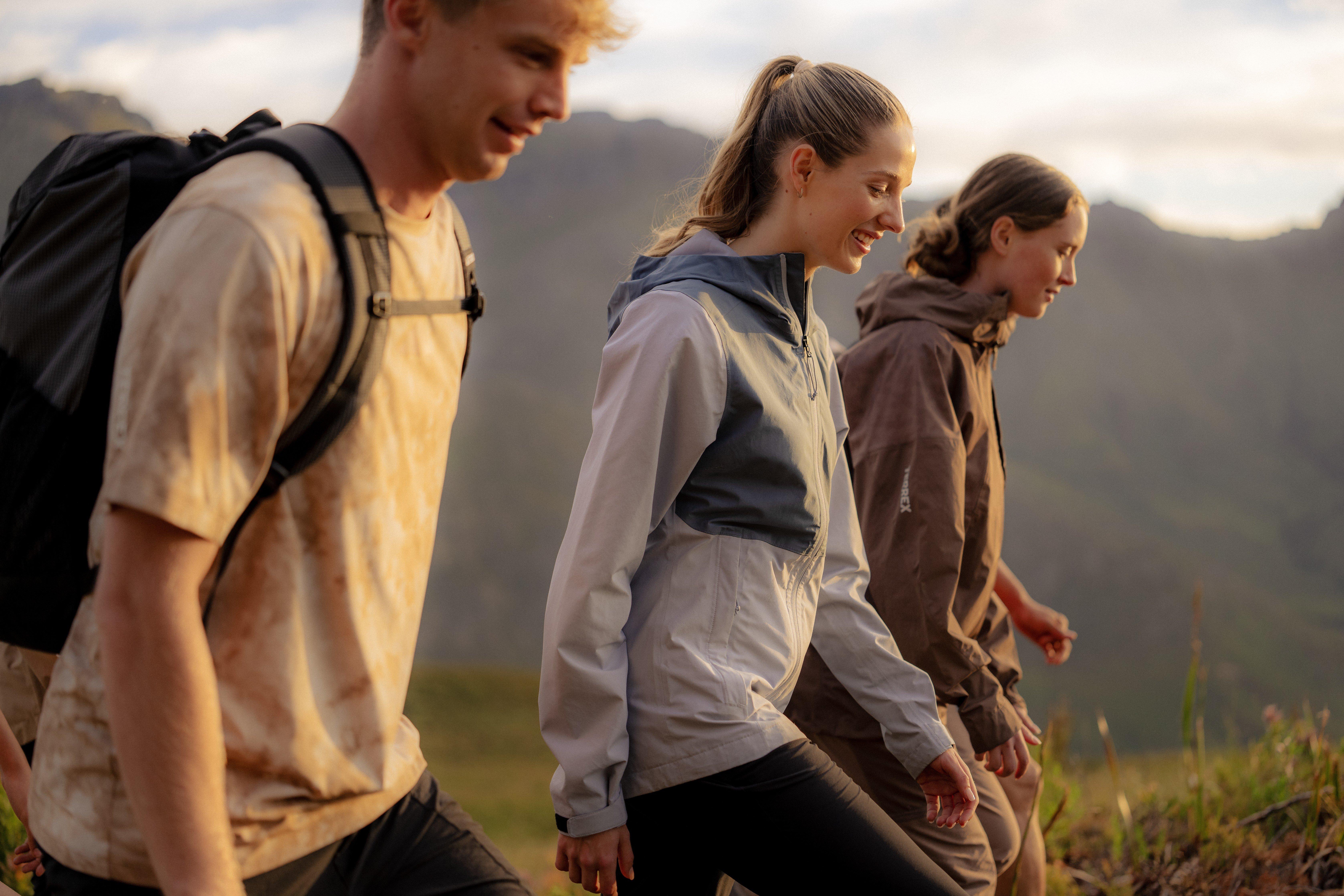 Outdoorbekleidung für Damen bei INTERSPORT shoppen