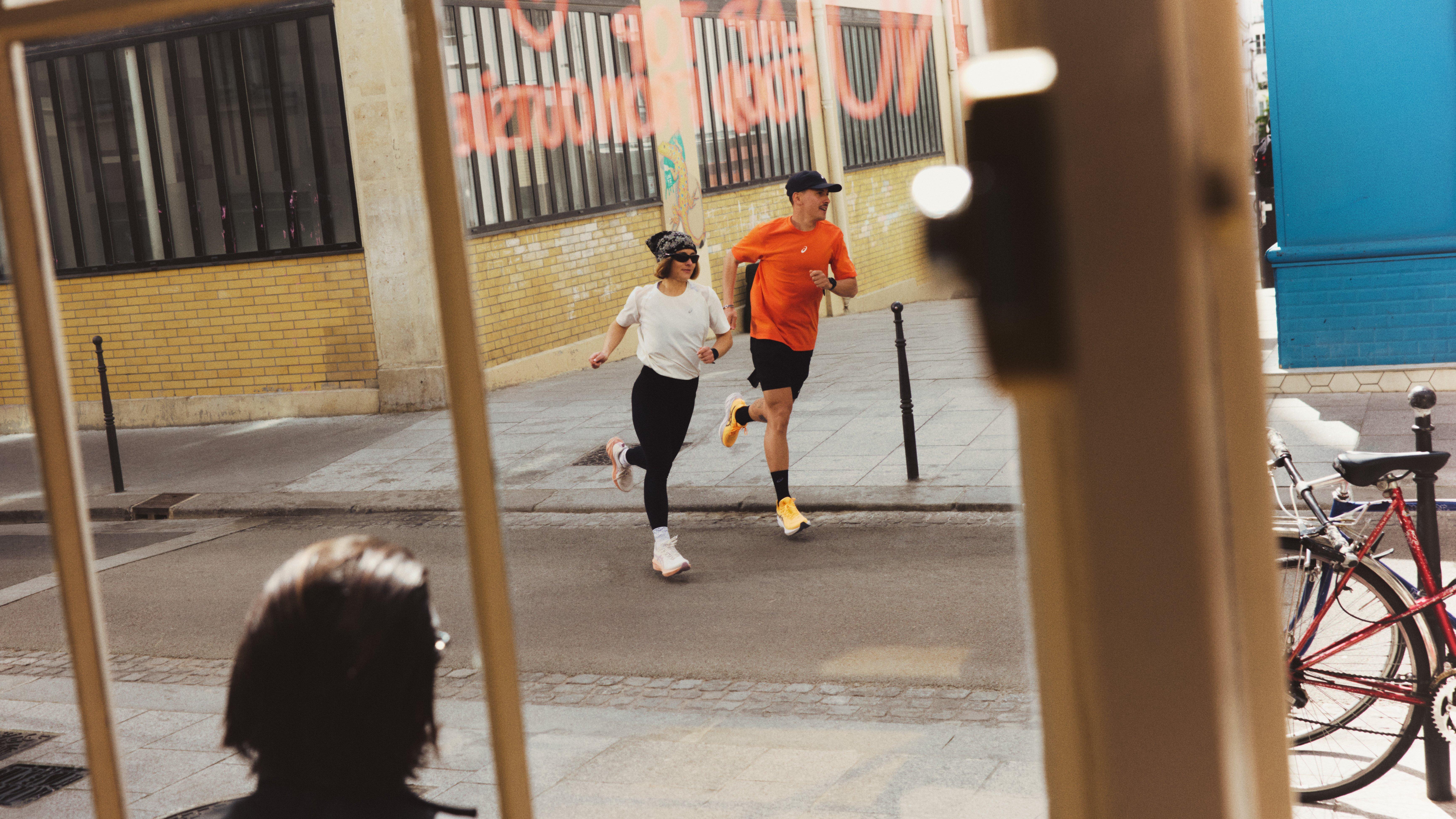 Asics Laufbekleidung bei INTERSPORT shoppen