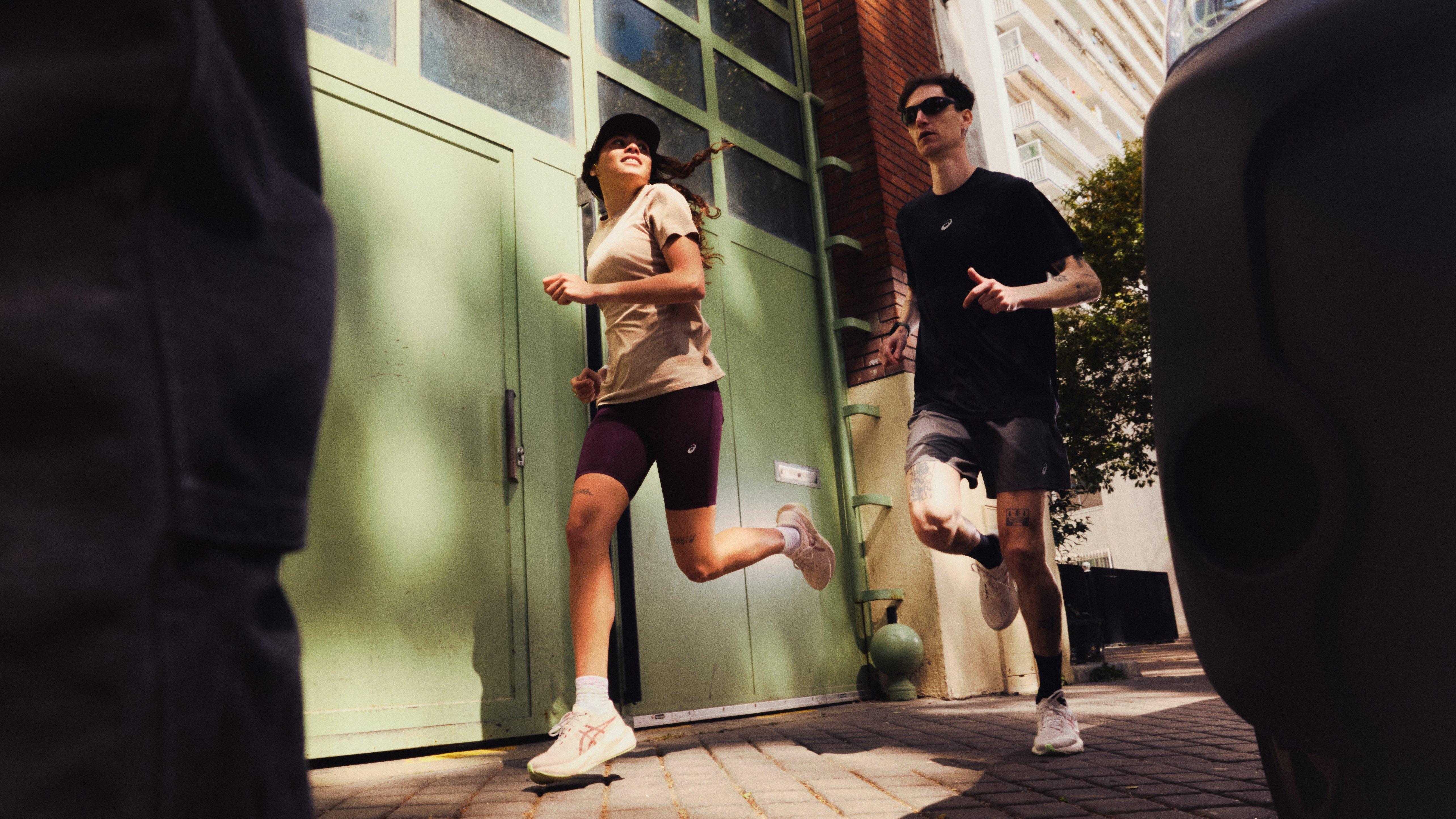 Asics Laufbekleidung bei INTERSPORT shoppen
