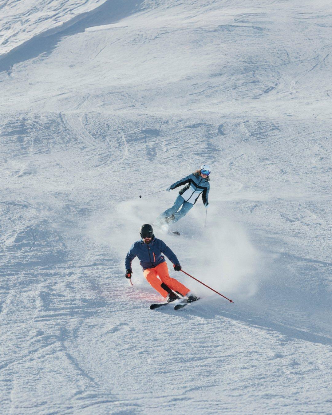 Skifahrer beim Alpinski fahren
