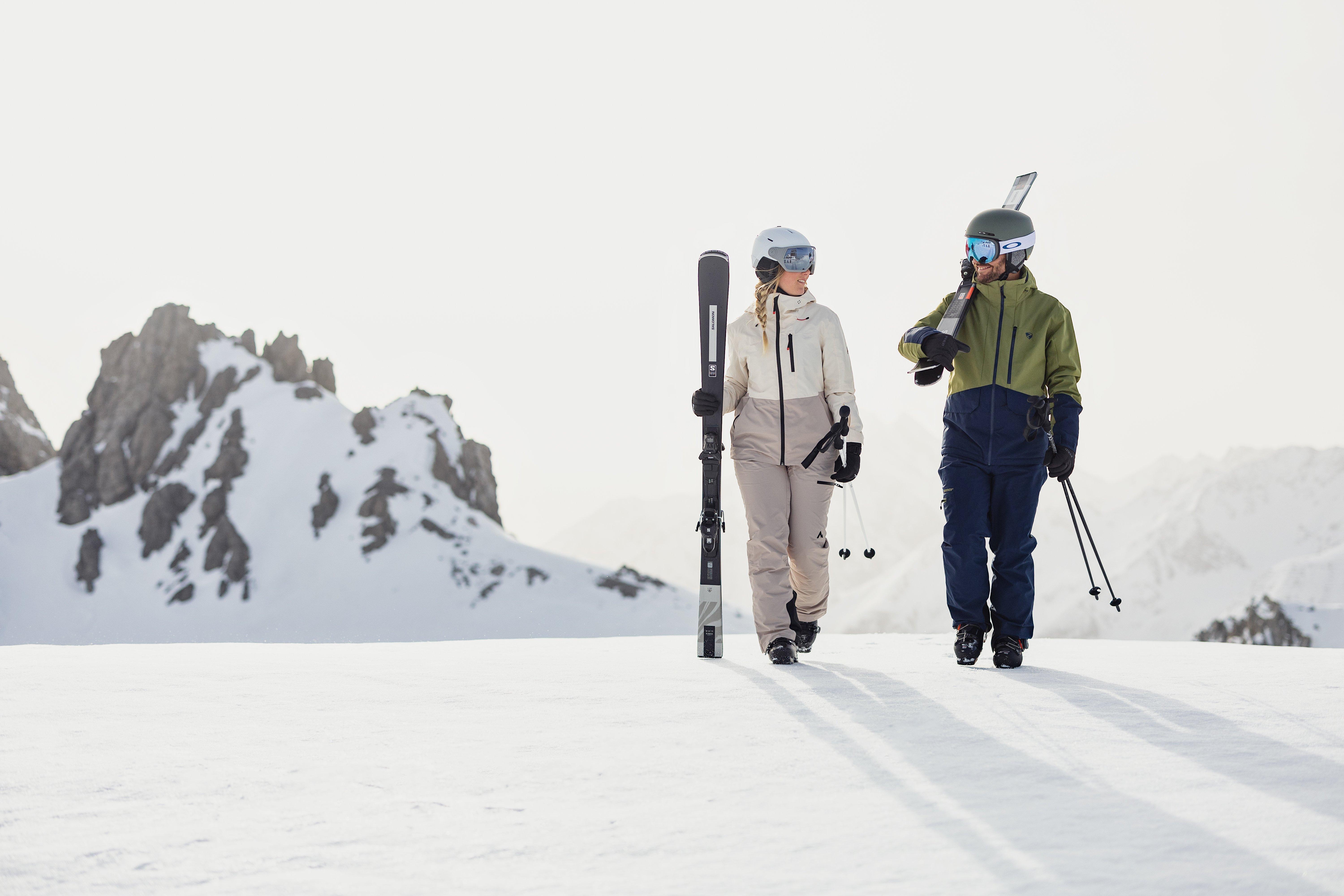 2 Skifahrer tragen ihr Ski