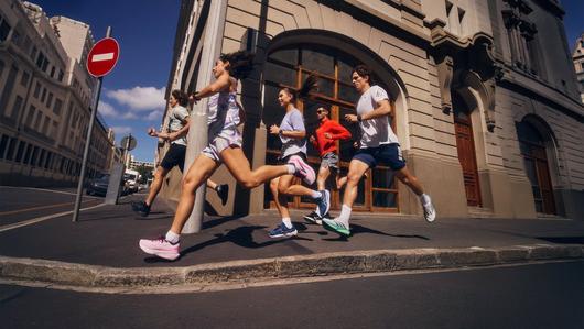 Laufschuhe werden beim dehnen gestretcht 