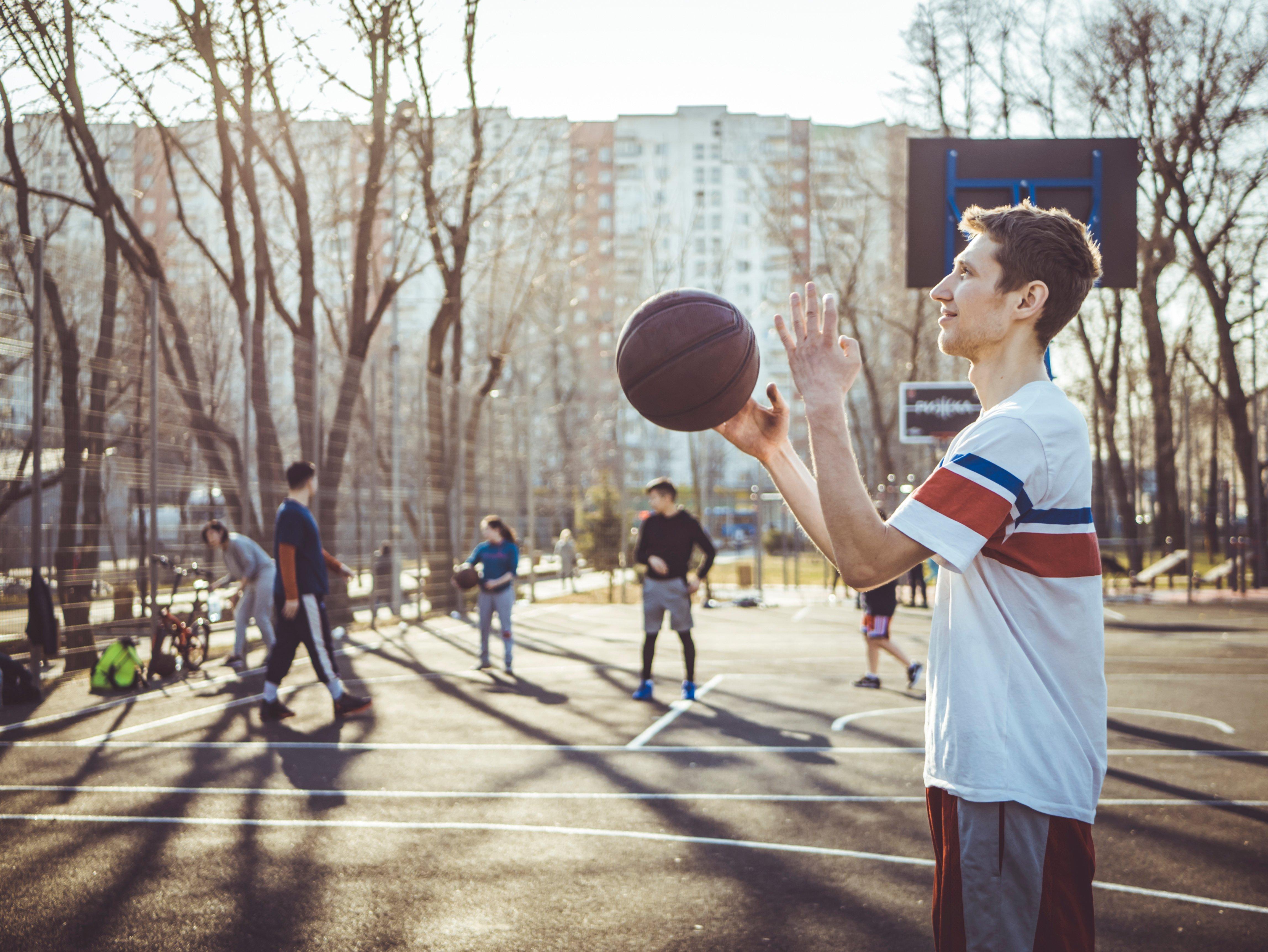 Basketball T-Shirts bei INTERSPORT