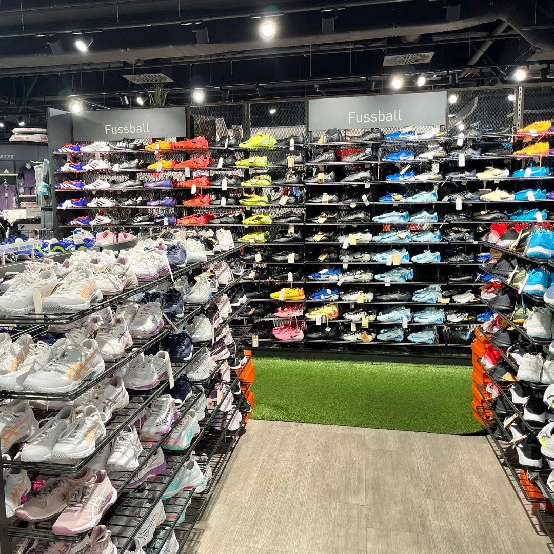 INTERSPORT Middendorf in Wermelskirchen: Teamsport-Bereich.