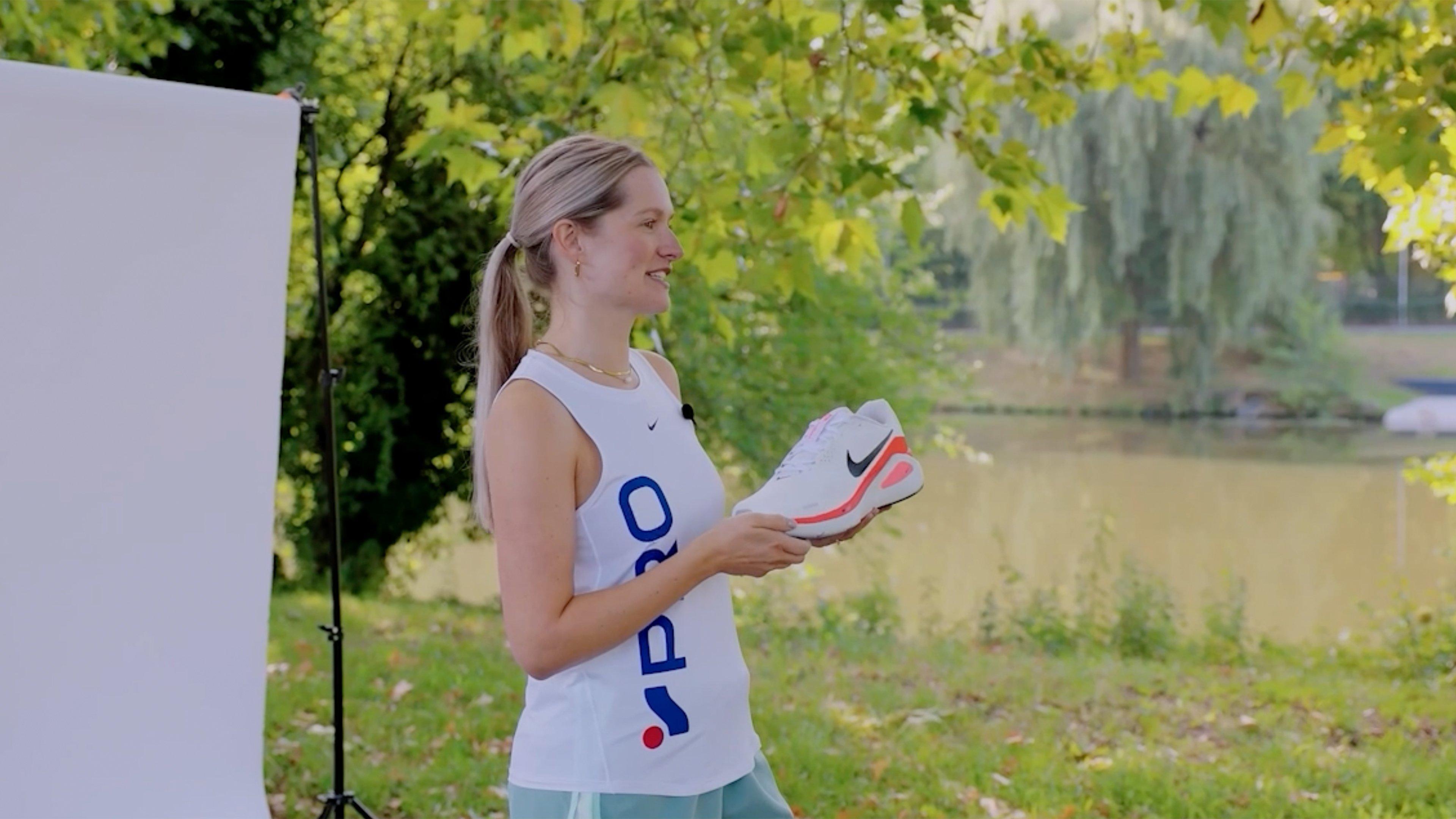 INTERSPORT PRO Expertin Lena zeigt dir den Nike Structure 26