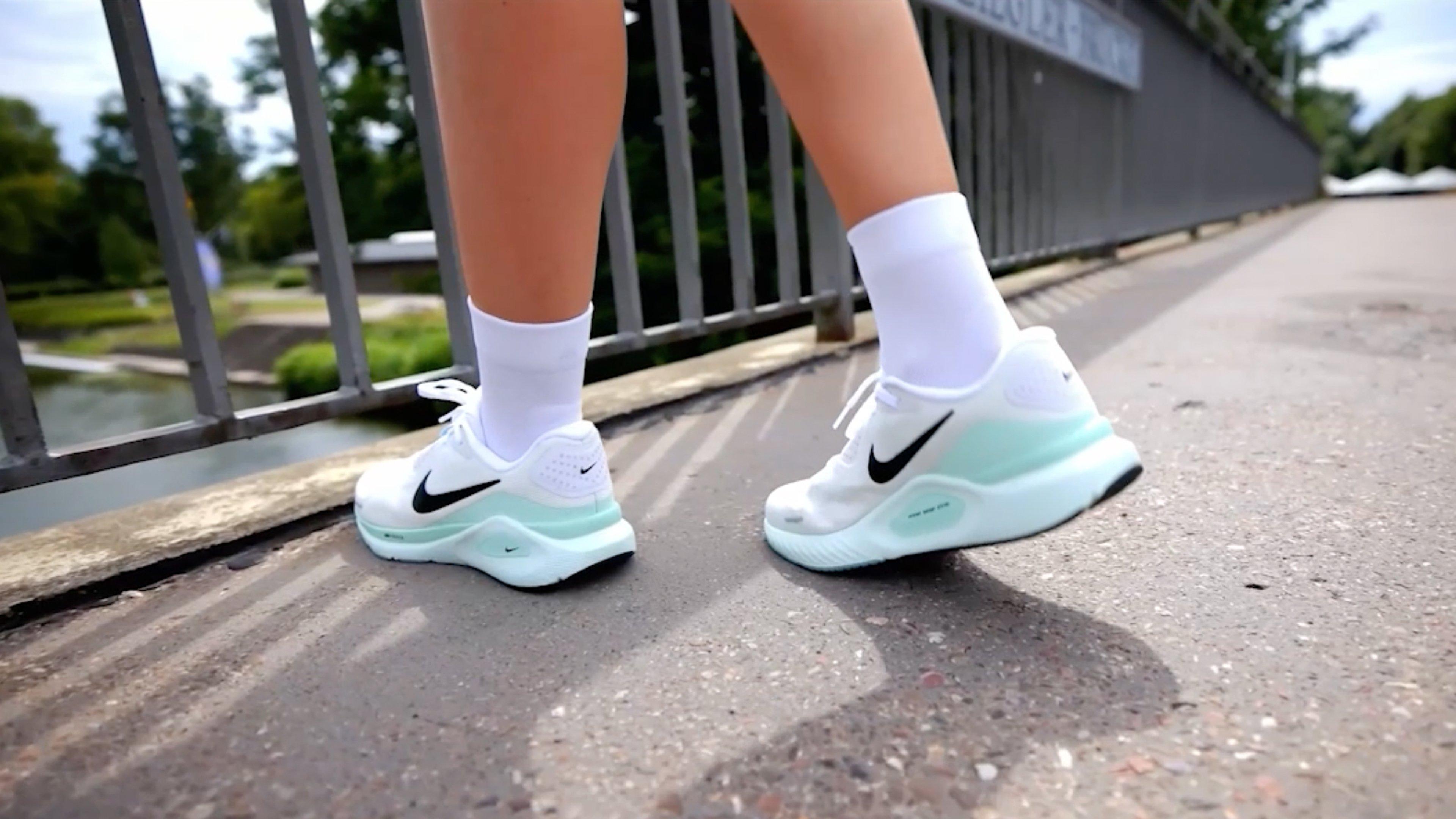 INTERSPORT PRO Expertin Lena zeigt dir den Nike Structure 26