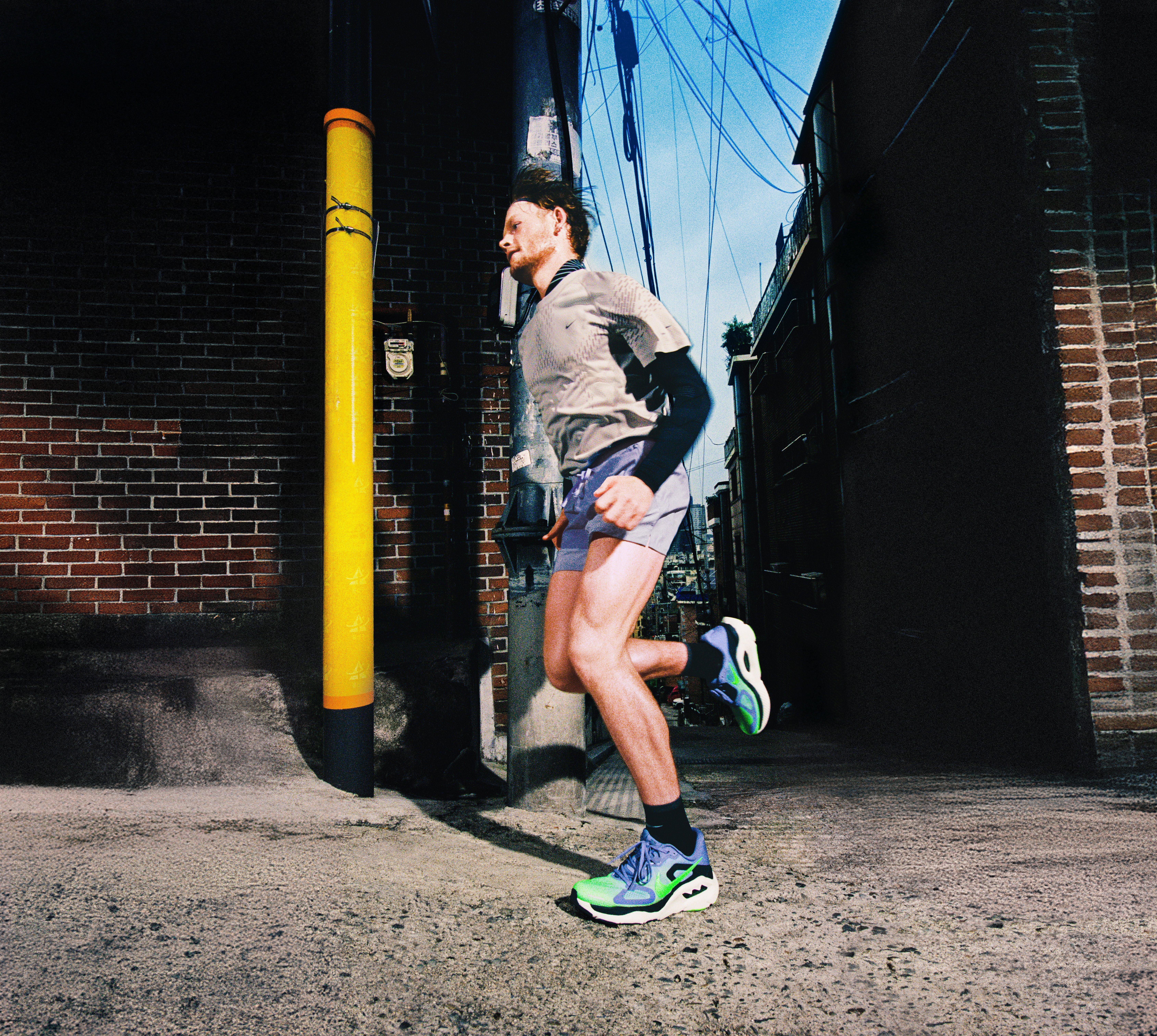 Nike Laufbekleidung jetzt bei INTERSPORT entdecken