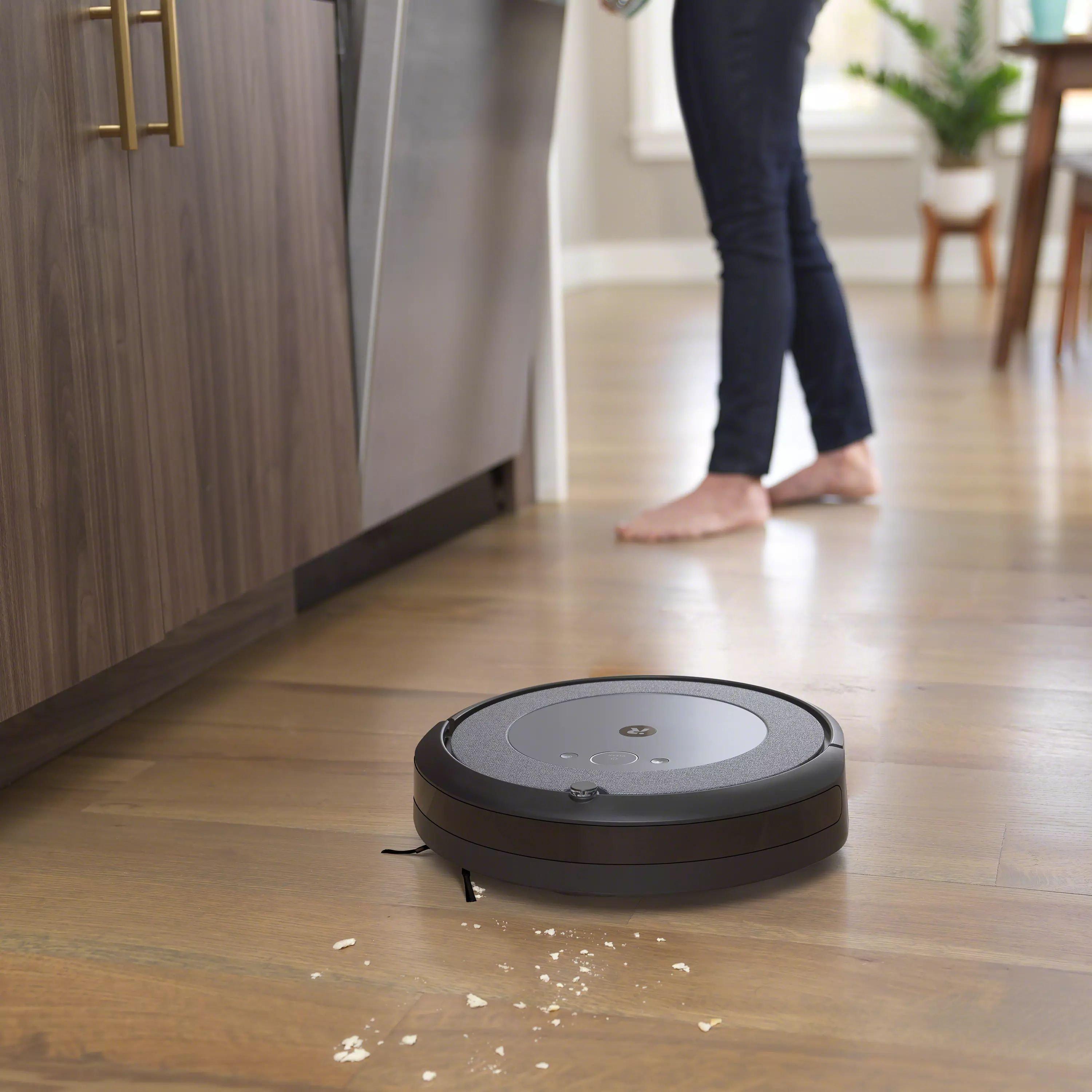 iRobot Roomba i5+ Self-Emptying Robot Vacuum (i555020)