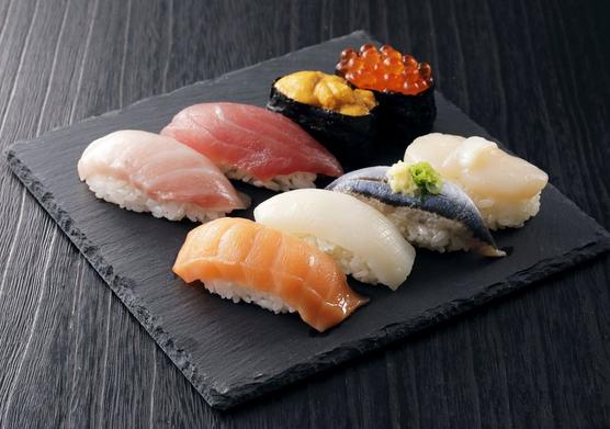 https://cdn.media.amplience.net/i/japancentre/Blog-page-156-sushi/Blog-page-156-sushi?$poi$&w=556&h=391&sm=c&fmt=auto