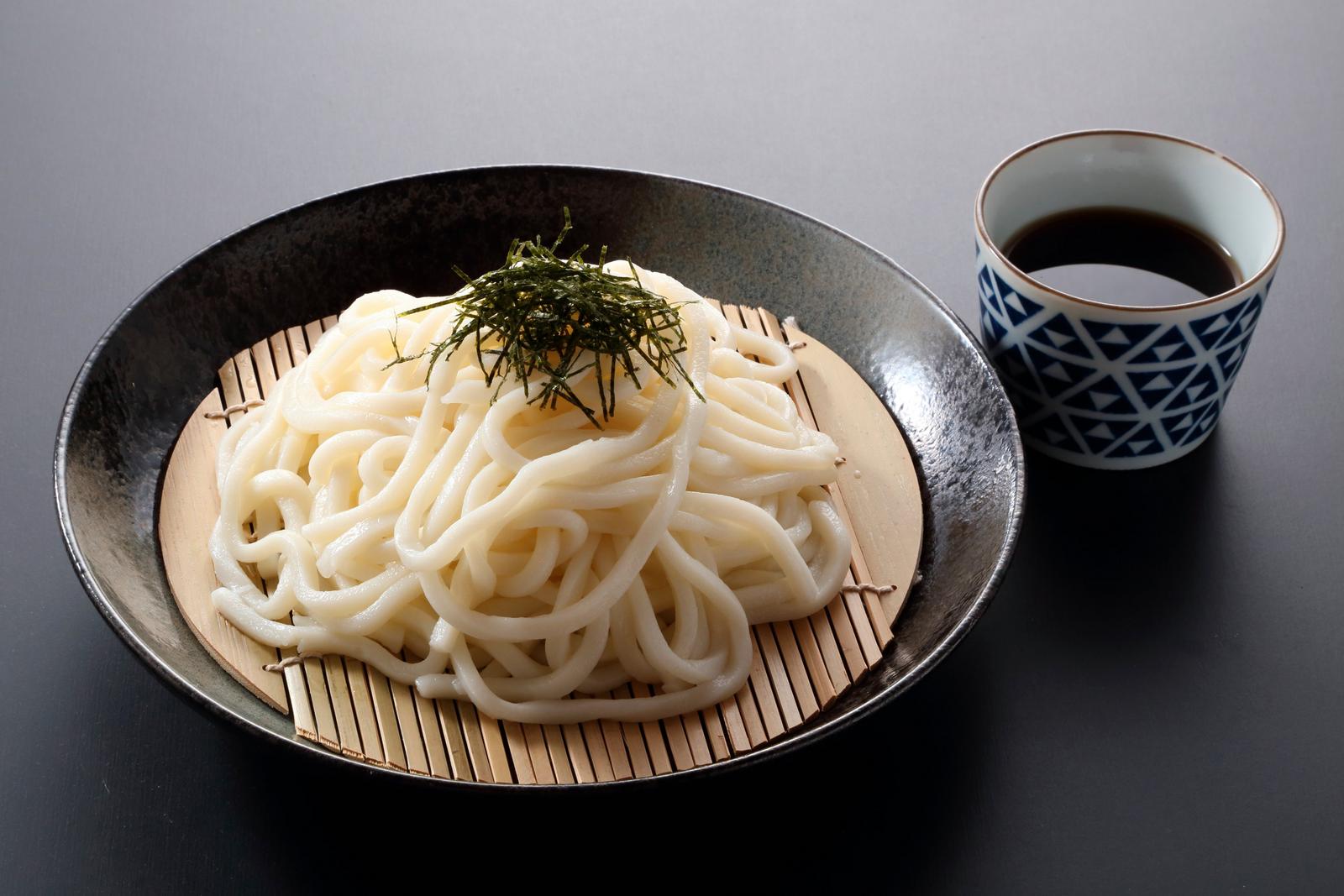 Zaru udon noodles topped with seaweed slices and served with tsuyu dipping sauce