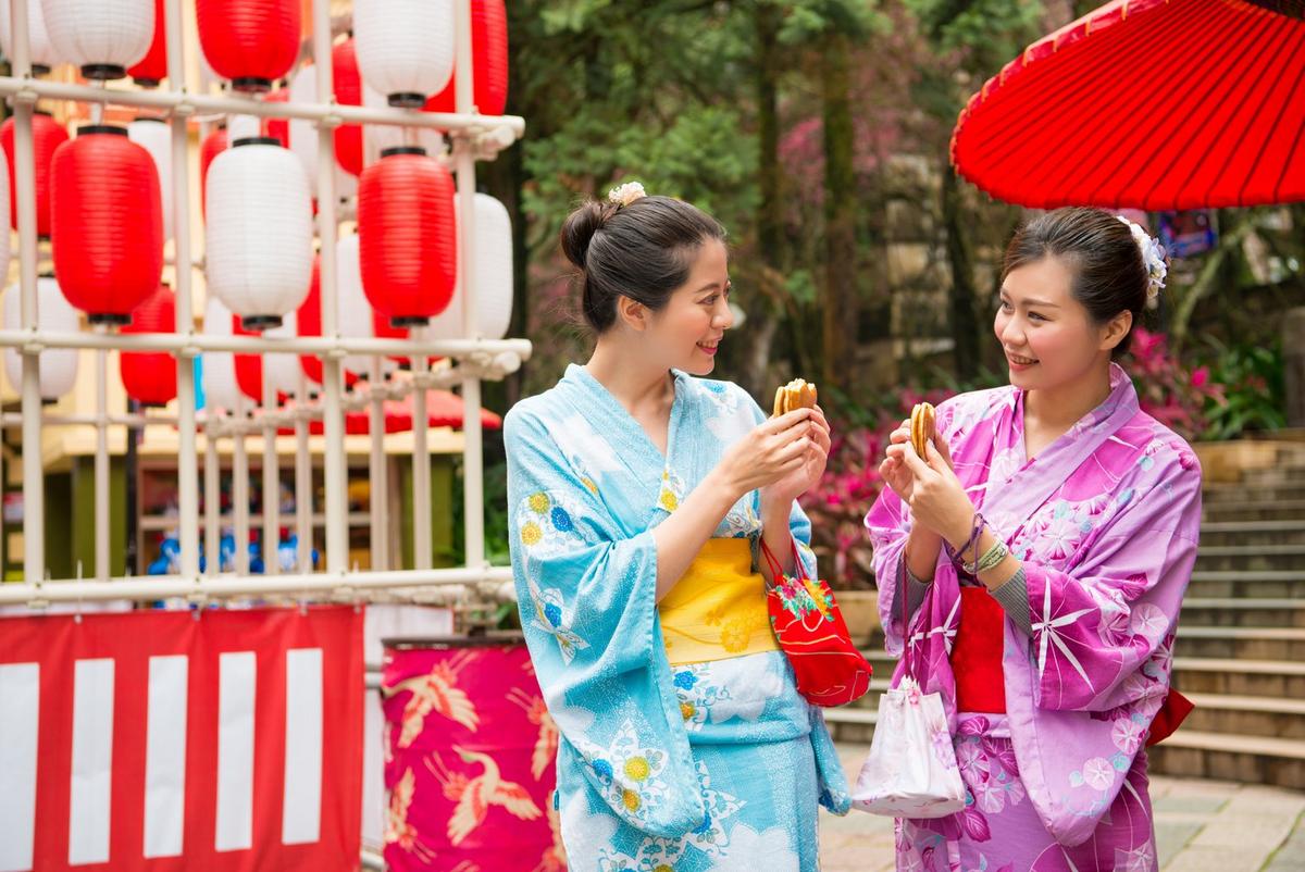 2 Japanese ladies in Yukata traditional dress