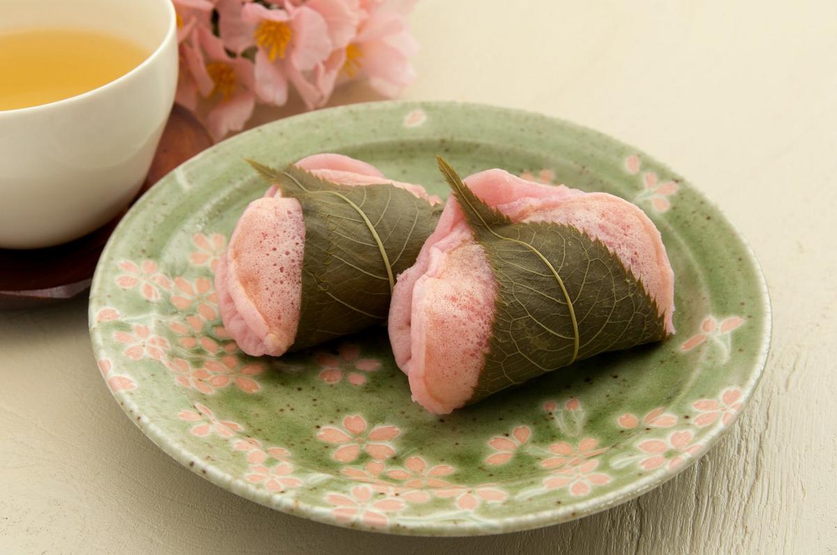 Traditional sakura mochi (桜餅) desserts