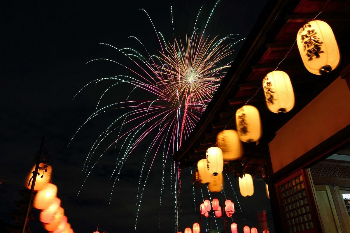Known as the ‘Big Three Fireworks of Echigo’, the coastal Kashiwazaki, riverside Nagaoka, and inland Katakai fireworks festivals are known throughout the whole of Japan, drawing thousands of people from all over the nation every year.