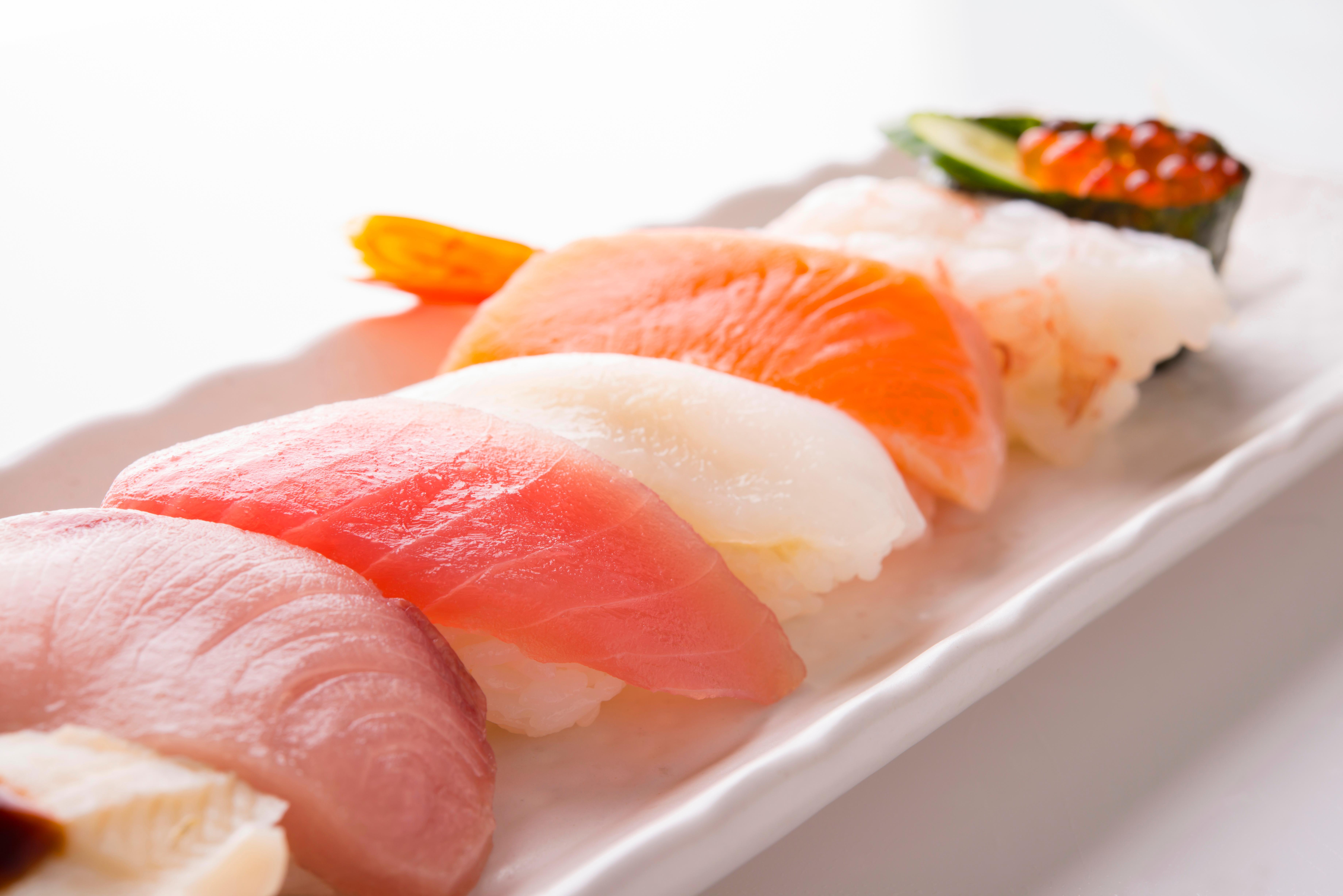 Nigiri sushi bao gồm một miếng cơm hình bầu dục với một lát cá hoặc hải sản ở trên