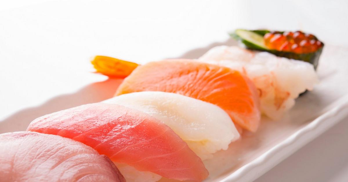 Nigiri sushi bao gồm một miếng cơm hình bầu dục với một lát cá hoặc hải sản ở trên