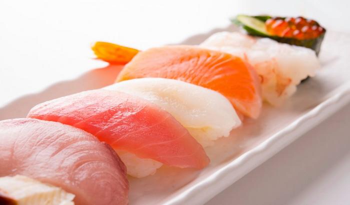 https://cdn.media.amplience.net/i/japancentre/recipes-217-nigiri-sushi/Nigiri-sushi?$poi$&w=700&h=410&sm=c&fmt=auto