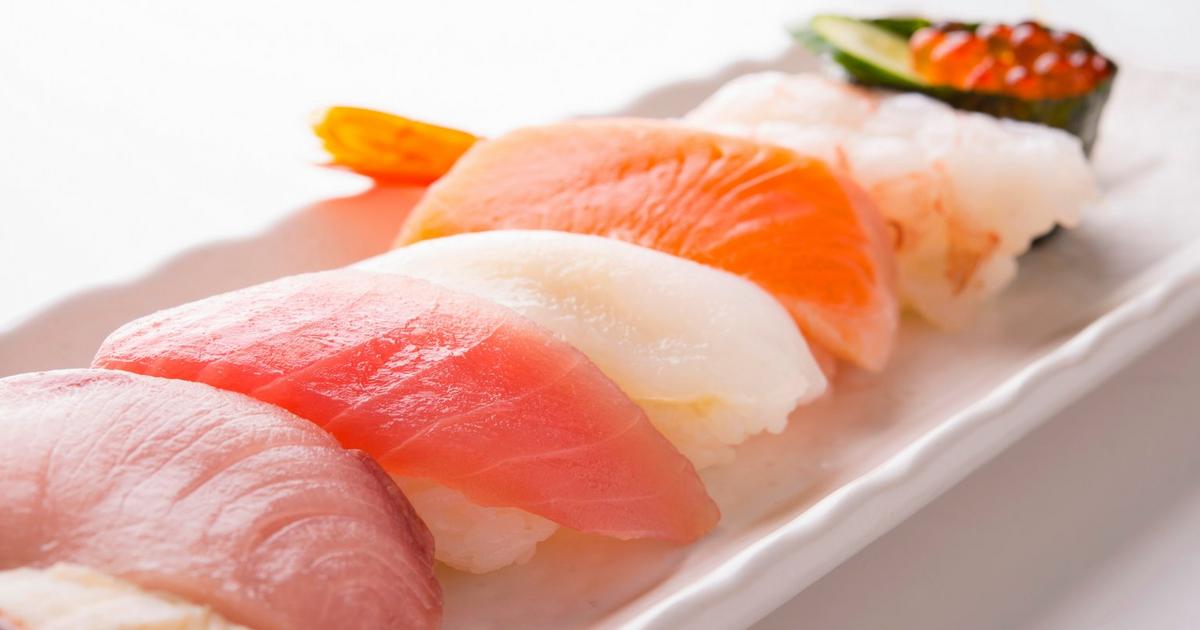 Nigiri sushi bao gồm một miếng cơm hình bầu dục với một lát cá hoặc hải sản ở trên