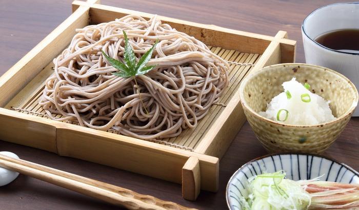 Cold soba with dipping sauce (Memil-guksu: 메밀국수) recipe by Maangchi