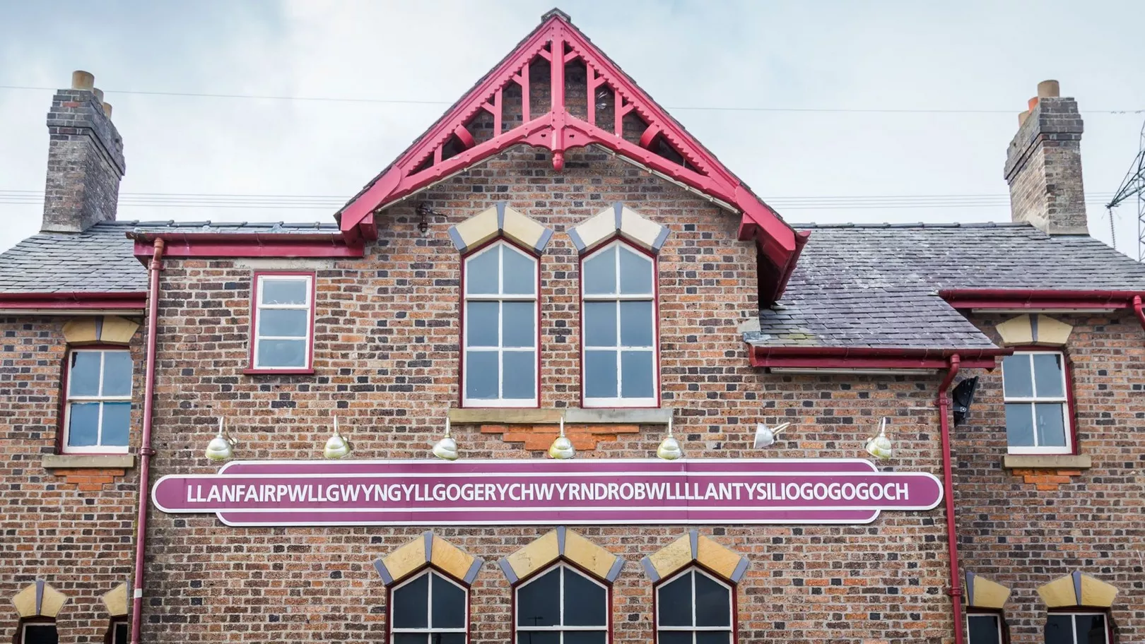 Llanfairpwllgwyngyllgogerychwyrndrobwllllantysiliogogogoch