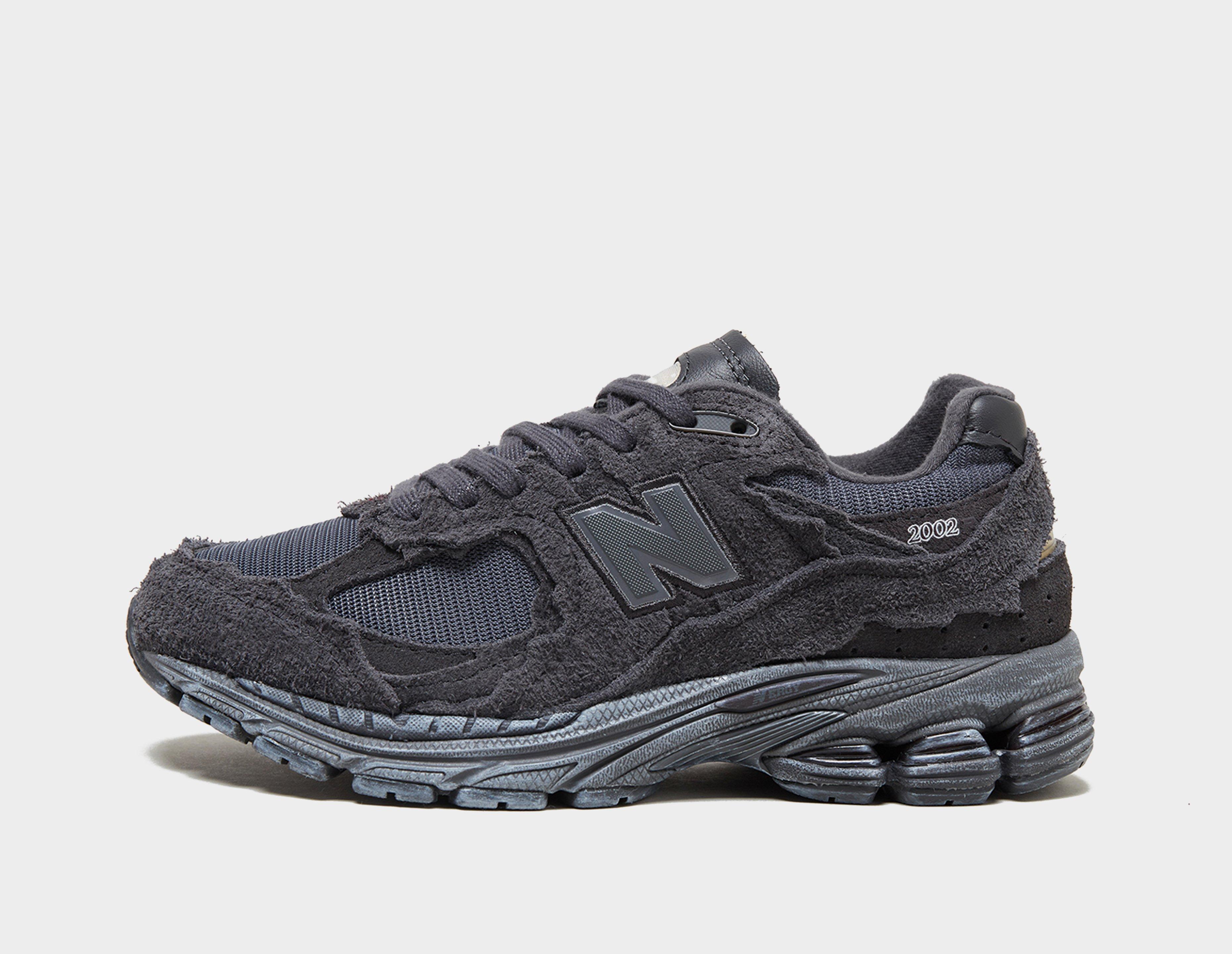 New Balance  2002R Protection Pack Black in  Women's Size 5.5