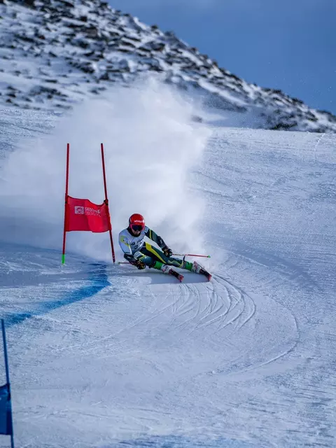 Völkl Racetiger GS R w/ Plate 2024 Skis