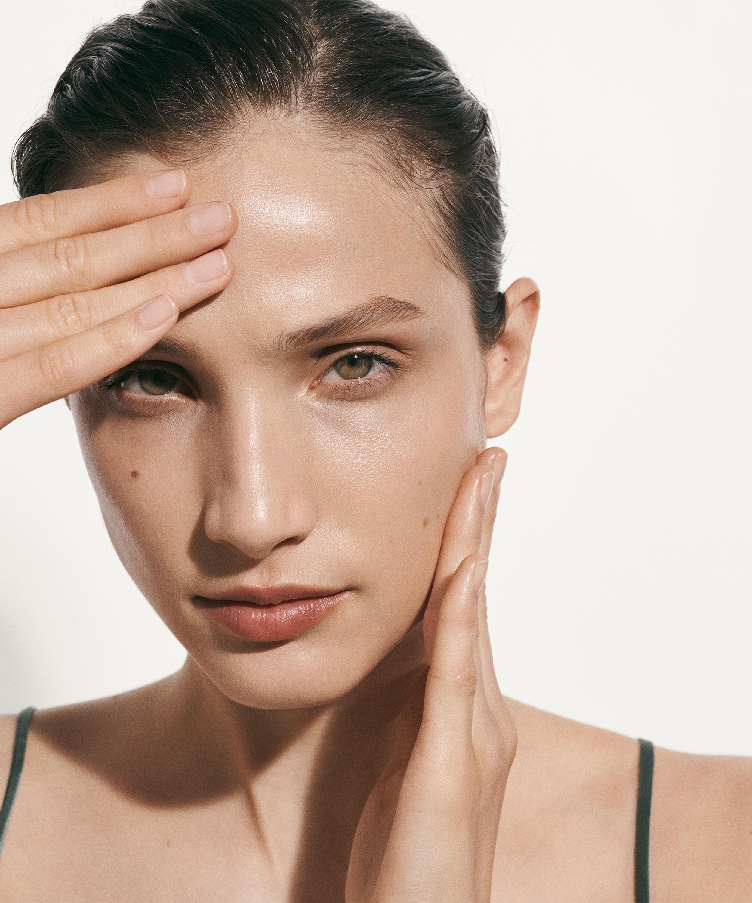 Model applying La Mer Creme de la Mer