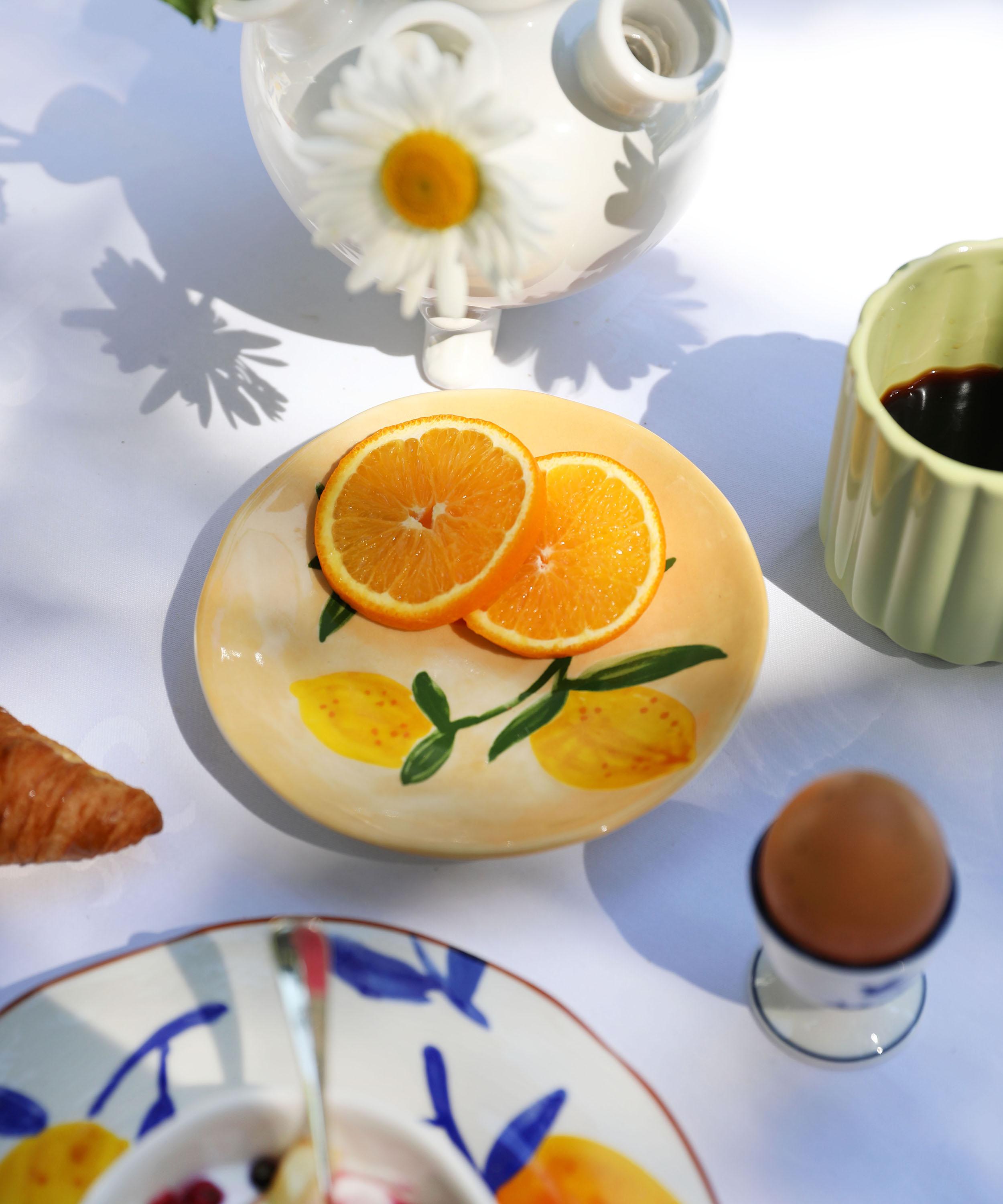 &Klevering spring tablescape