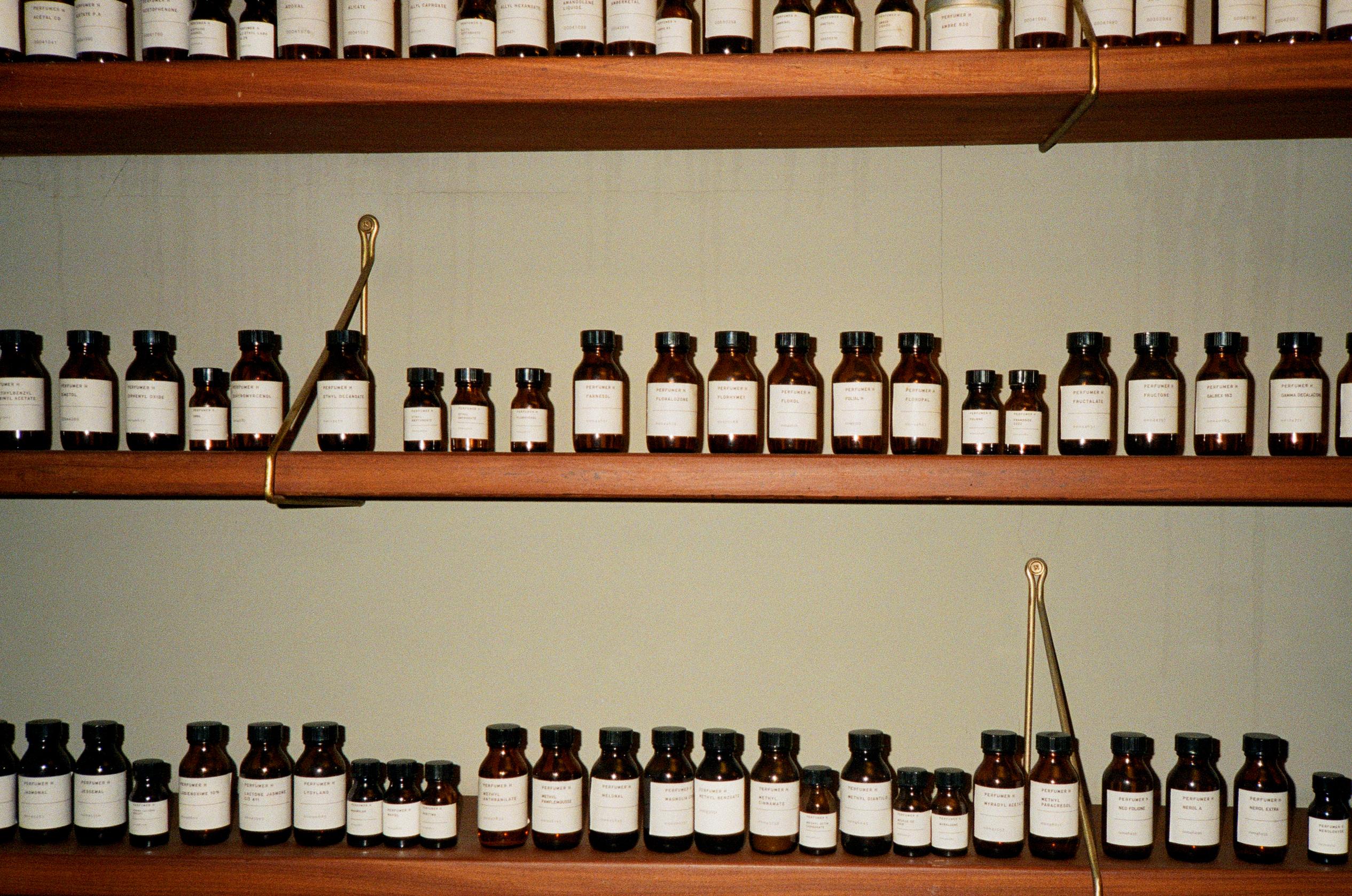 Raw fragrance materials used for perfumer in Perfumer H laboratory