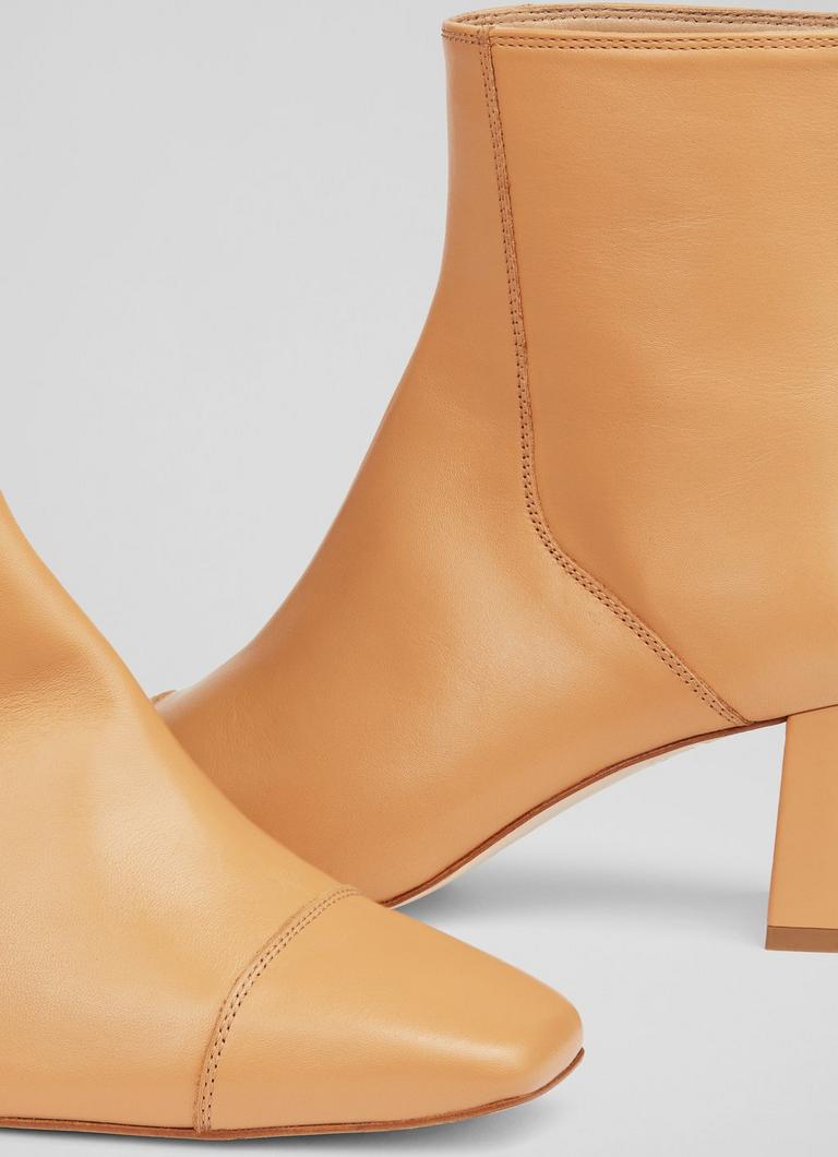 Light hot sale tan boots