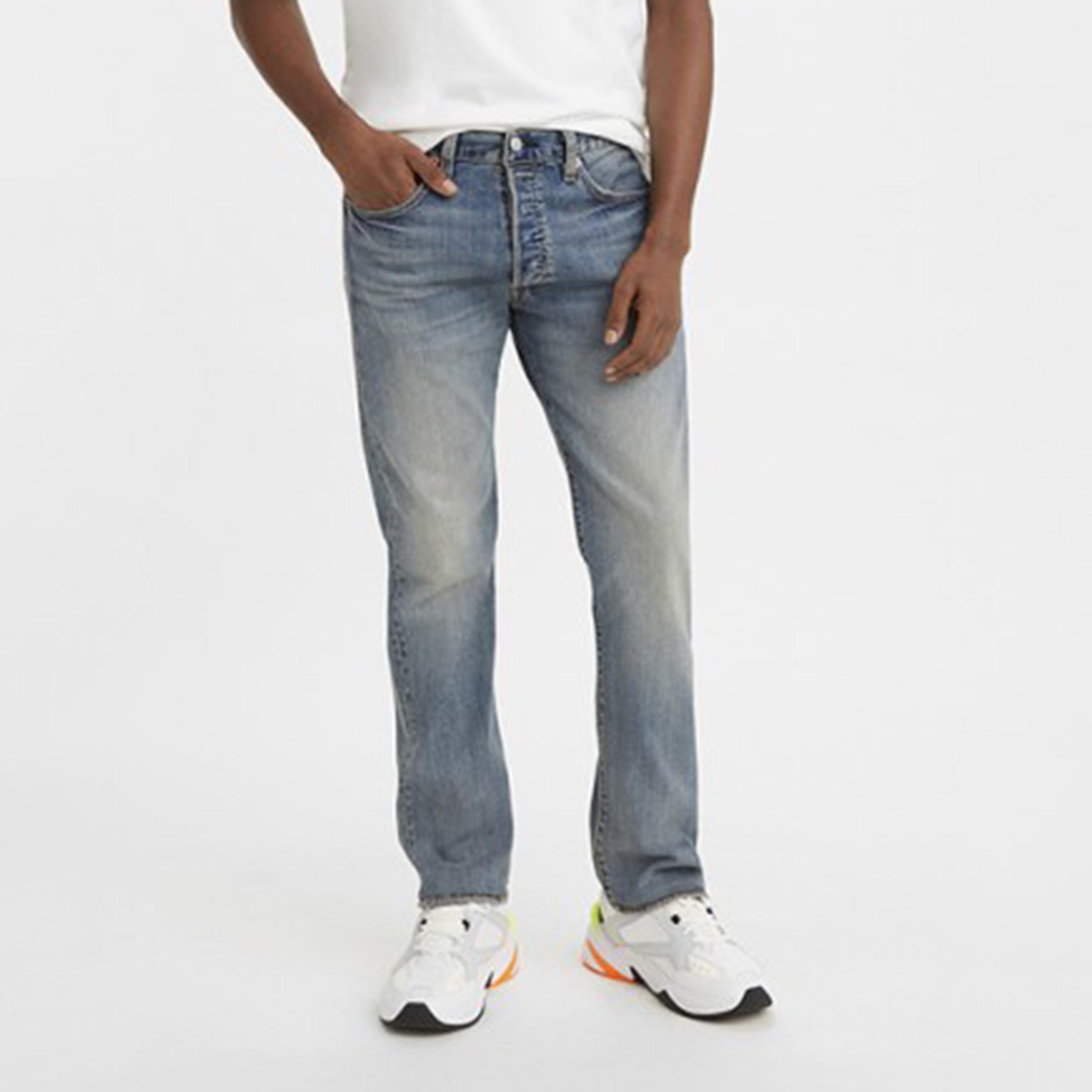 بنطال جينز من ليفايز 501 بلون ازرق ذو قصة مستقيمة وجيب متوسط الارتفاع-men-clothing-bottoms-jeans-image-1