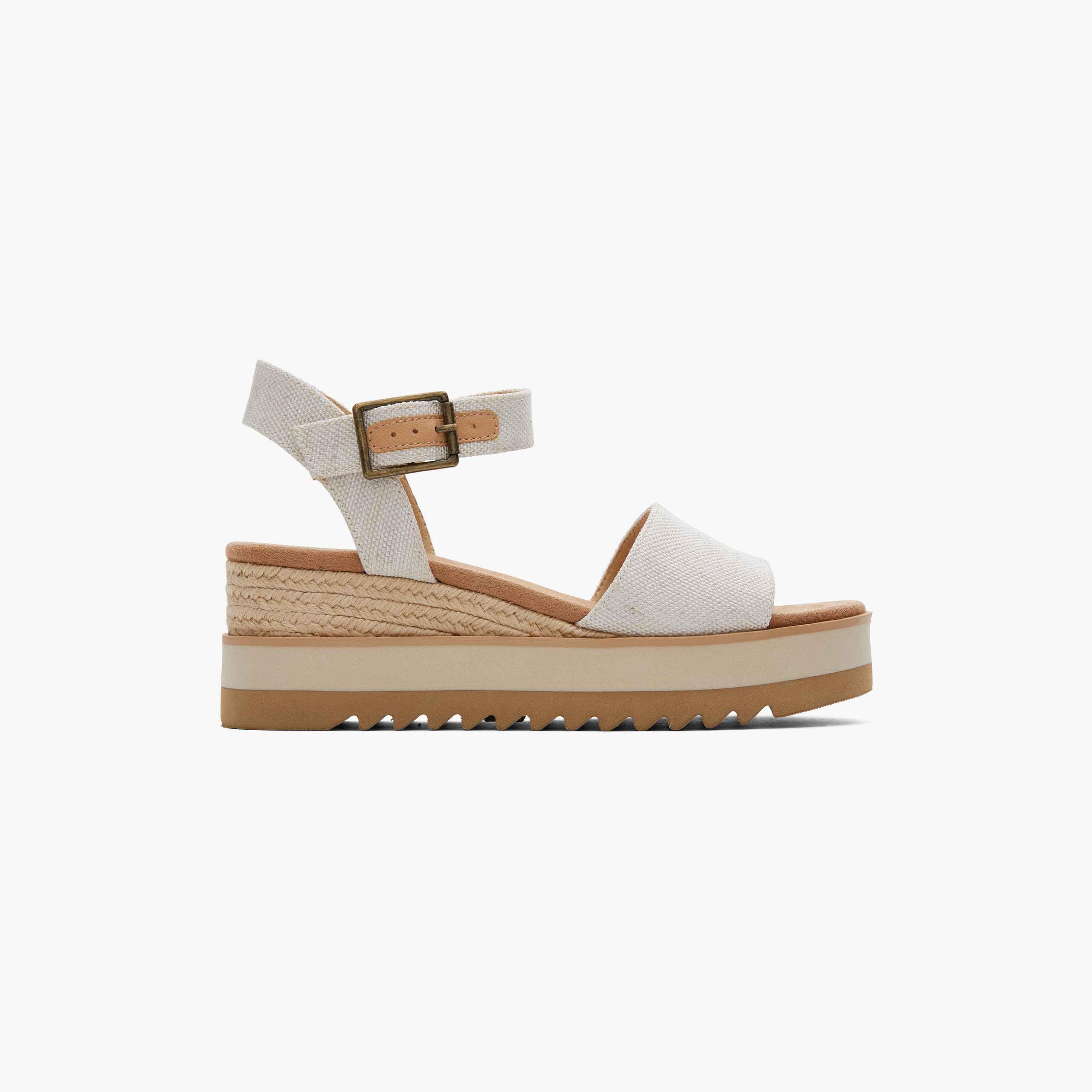 صندل نسائي من تومز ديانا بكعب عريض مع إبزيم للإغلاق-women-shoes-heels-image-3