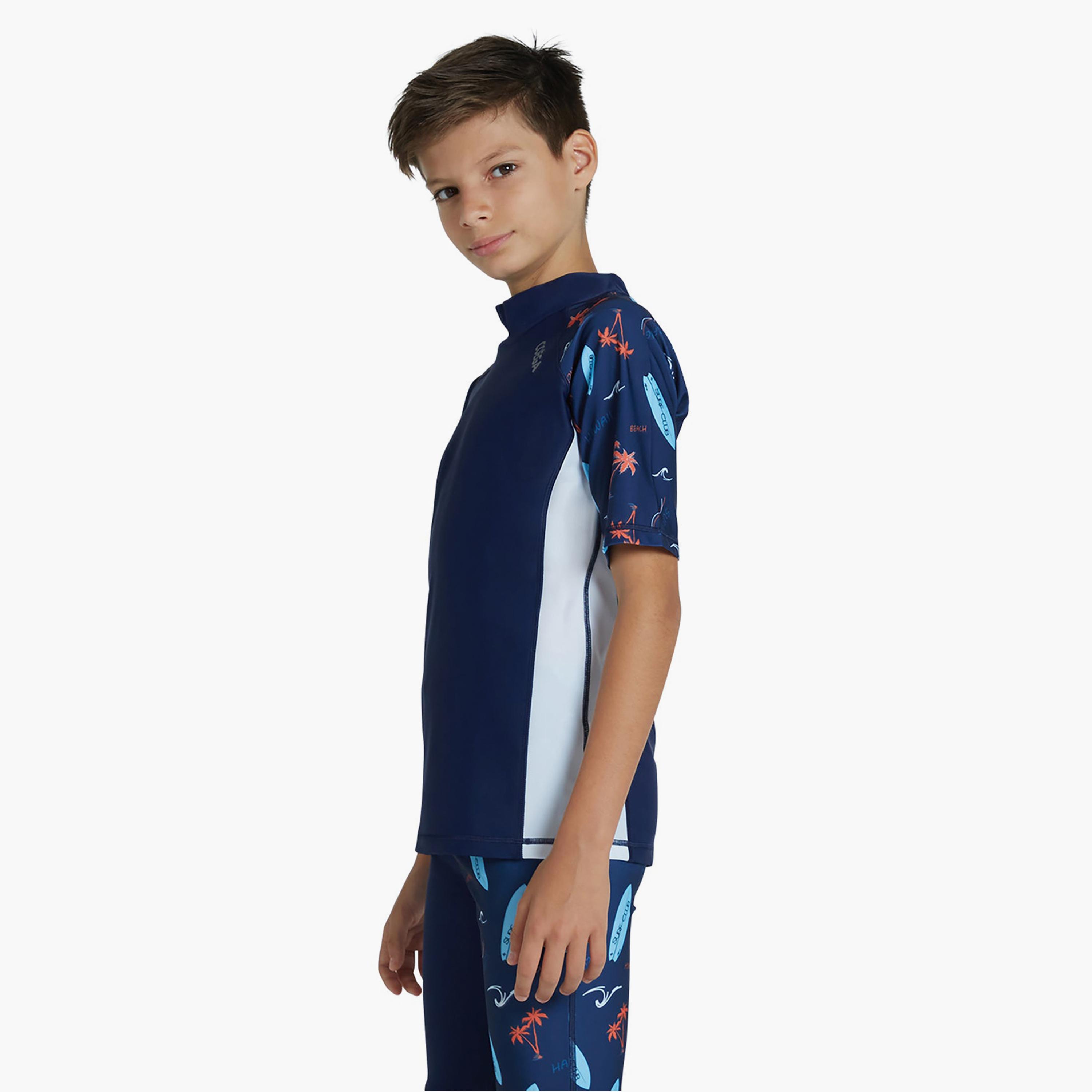 كويغا - قميص واقي من الشمس بأكمام قصيرة للأولاد، أزرق اللون-boys-clothing-sportswear-swimwear-image-3