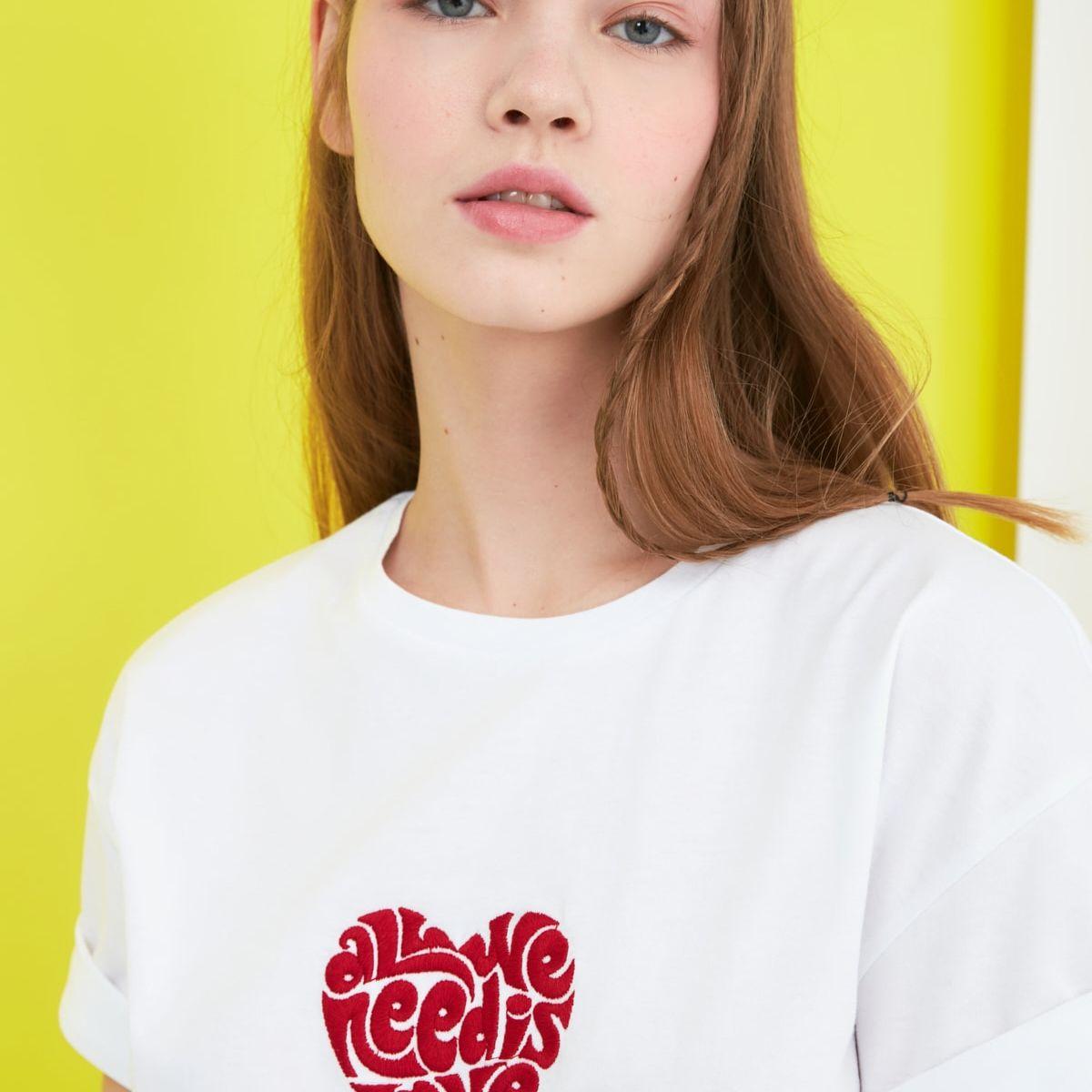 Trendyol Short Sleeves Embroidered Slogan Detail Relaxed Fit T-shirt-women-clothing-tshirts-image-2
