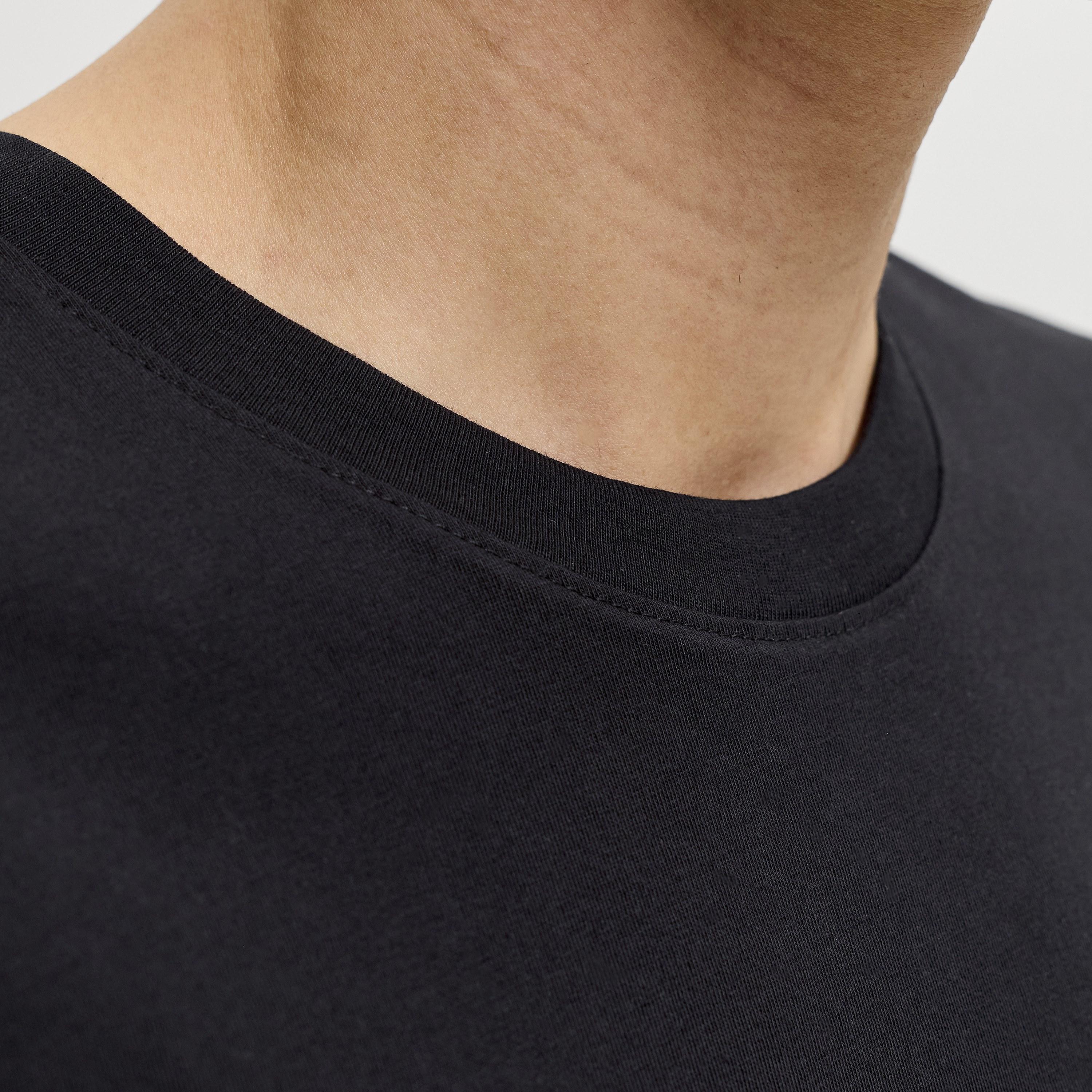 تيشرت رجالي سادة بياقة مستديرة وأكمام قصيرة من جاك آند جونز-men-clothing-tshirtsandpolos-tshirts-image-13