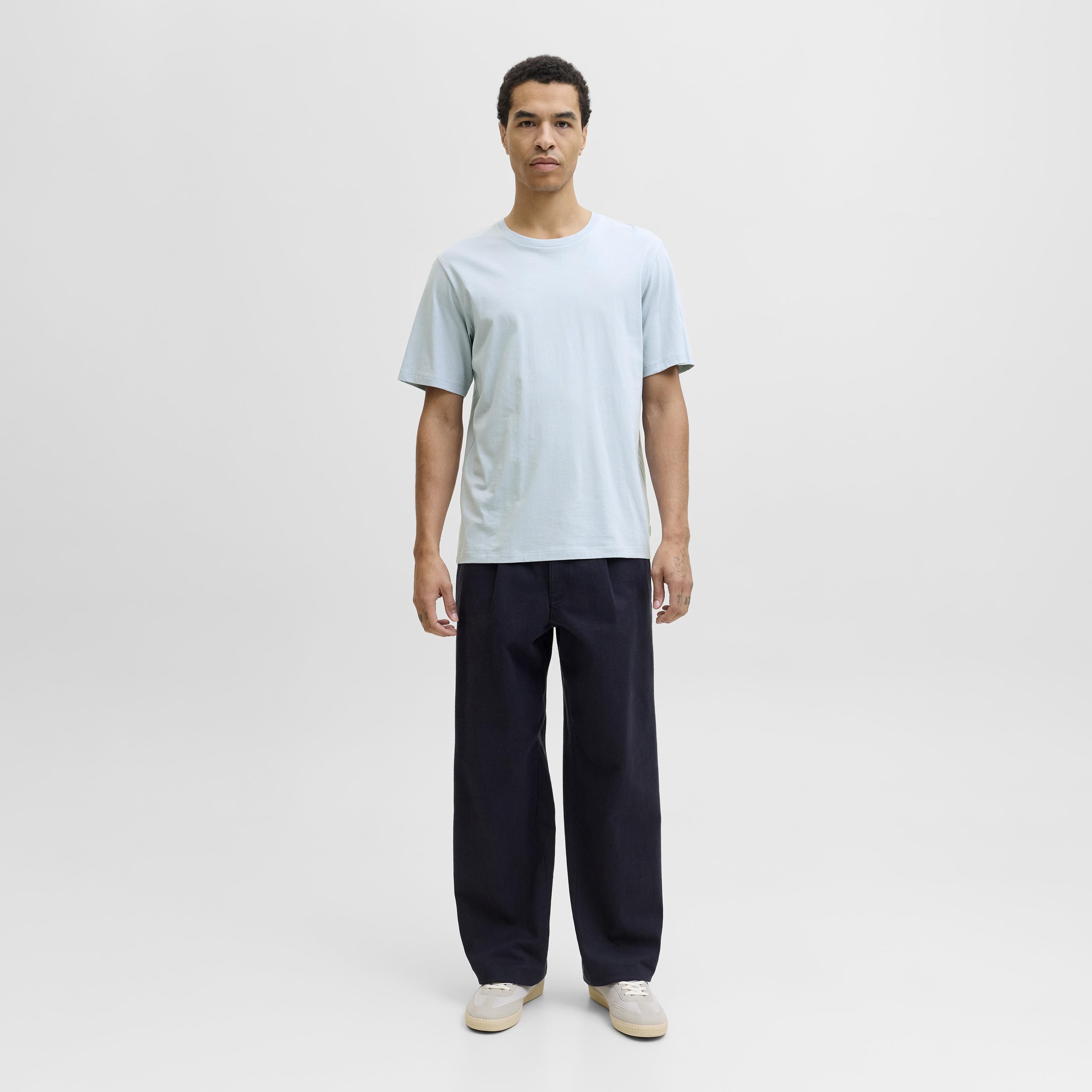 تيشرت رجالي سادة بياقة مستديرة وأكمام قصيرة من جاك آند جونز-men-clothing-tshirtsandpolos-tshirts-image-26