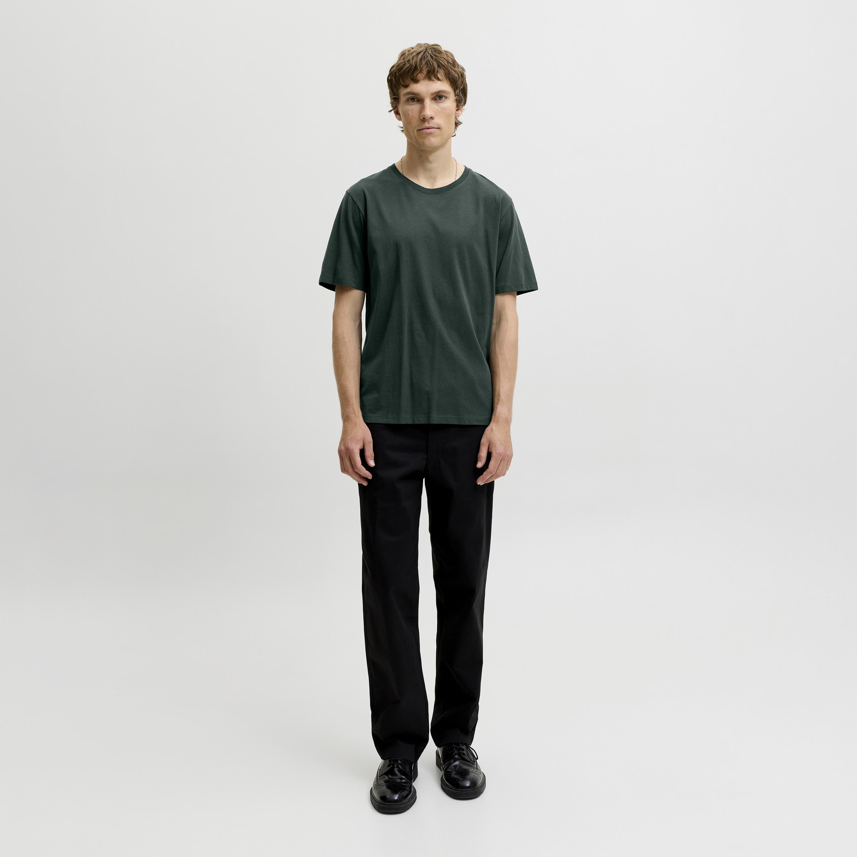 تيشرت رجالي سادة بياقة مستديرة وأكمام قصيرة من جاك آند جونز-men-clothing-tshirtsandpolos-tshirts-image-2