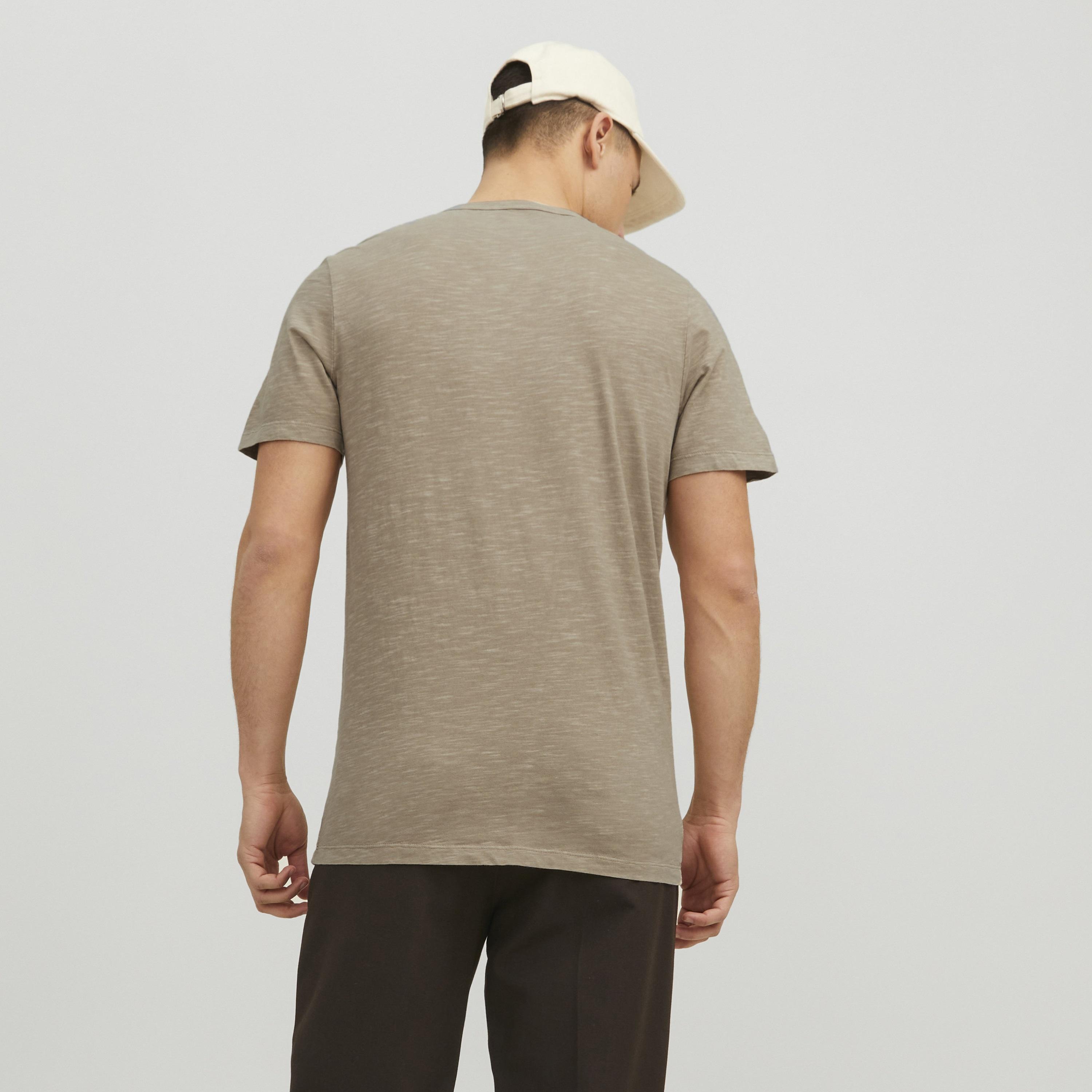 تيشرت رجالي مغزول (هيدرد) بياقة هنلي وأكمام قصيرة من جاك آند جونز-men-clothing-tshirtsandpolos-tshirts-image-21