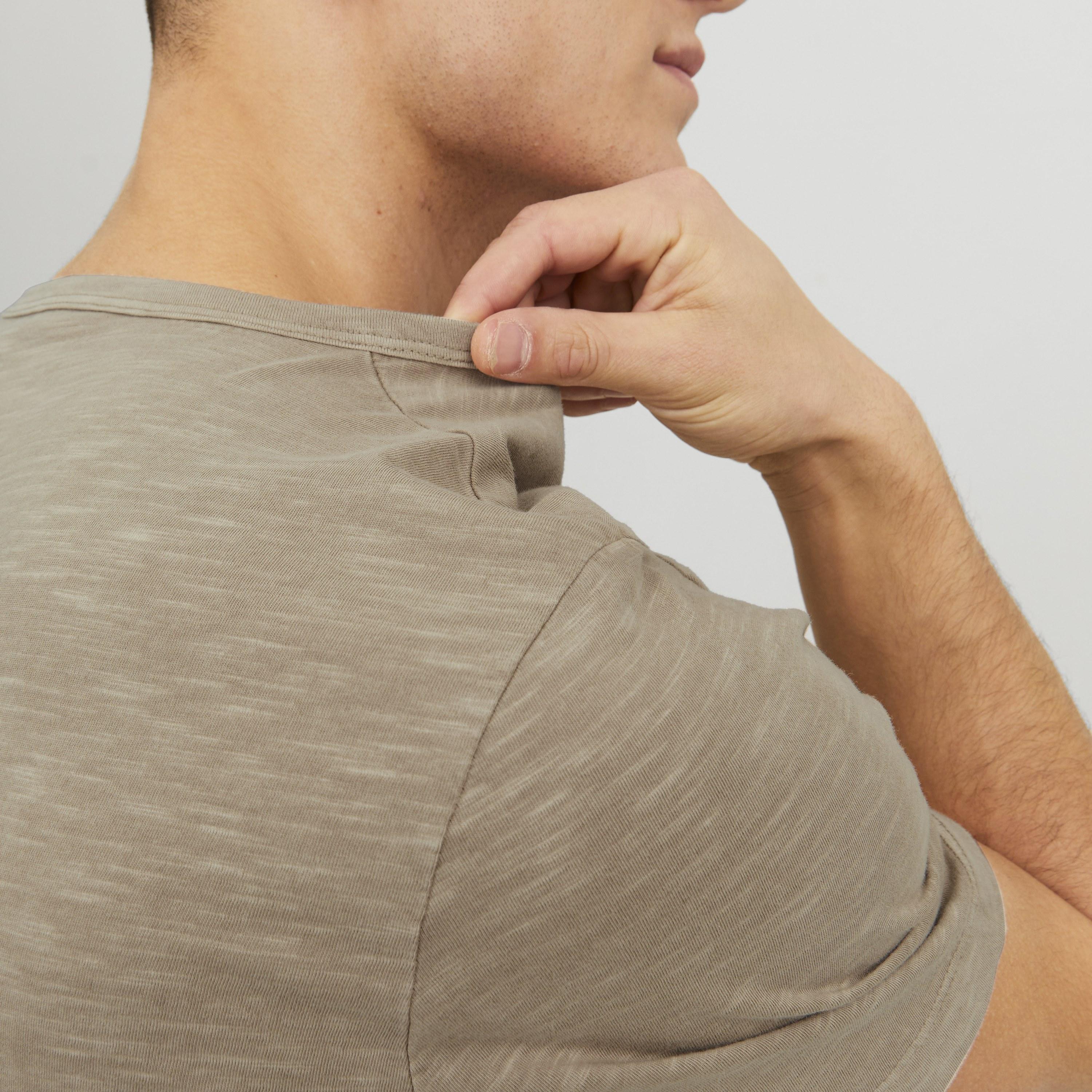 تيشرت رجالي مغزول (هيدرد) بياقة هنلي وأكمام قصيرة من جاك آند جونز-men-clothing-tshirtsandpolos-tshirts-image-22