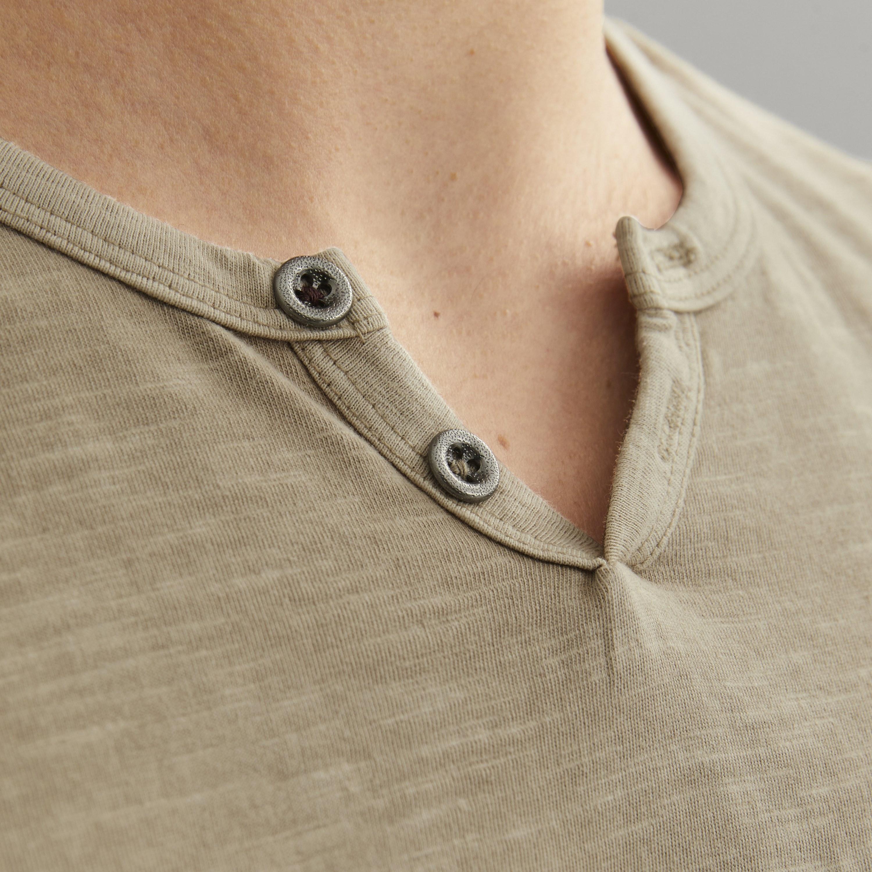 تيشرت رجالي مغزول (هيدرد) بياقة هنلي وأكمام قصيرة من جاك آند جونز-men-clothing-tshirtsandpolos-tshirts-image-23