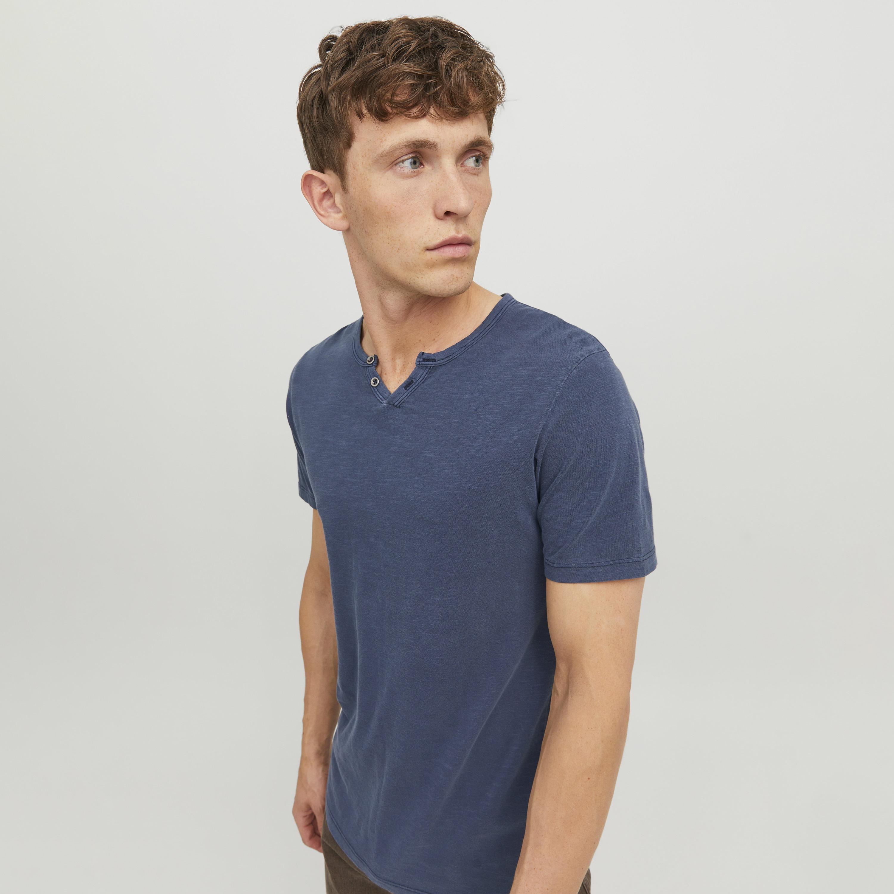 تيشرت رجالي مغزول (هيدرد) بياقة هنلي وأكمام قصيرة من جاك آند جونز-men-clothing-tshirtsandpolos-tshirts-image-3
