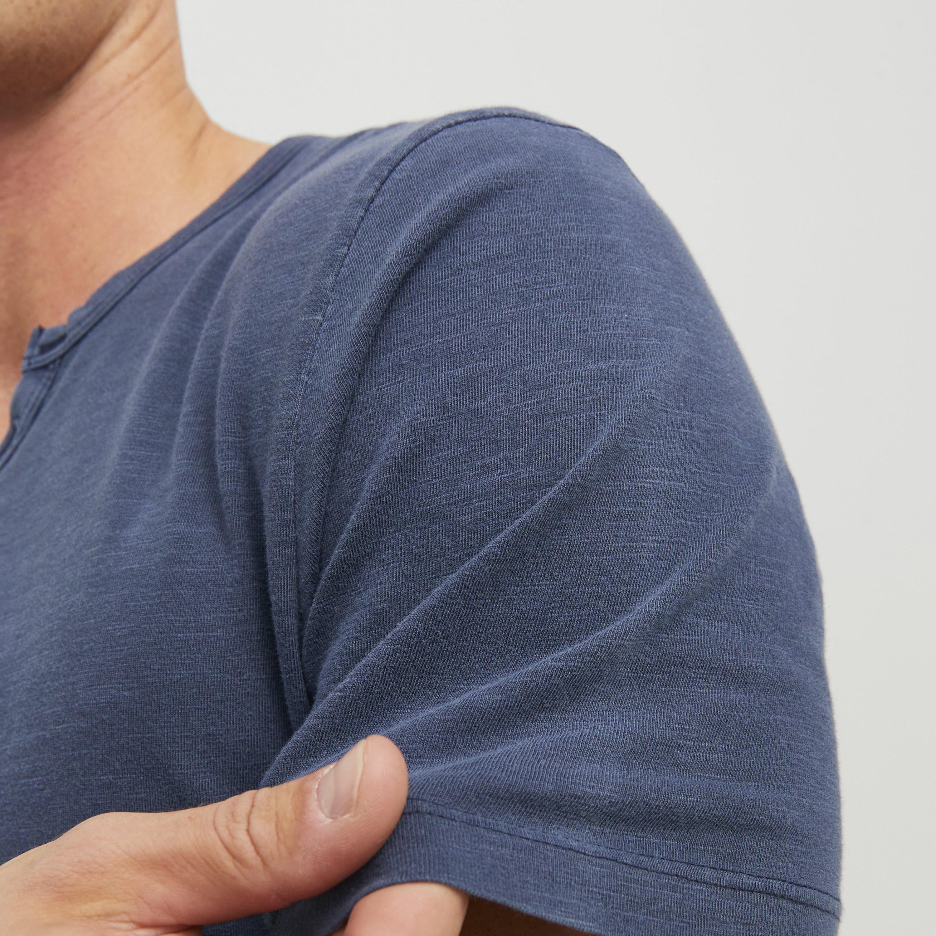 تيشرت رجالي مغزول (هيدرد) بياقة هنلي وأكمام قصيرة من جاك آند جونز-men-clothing-tshirtsandpolos-tshirts-image-5