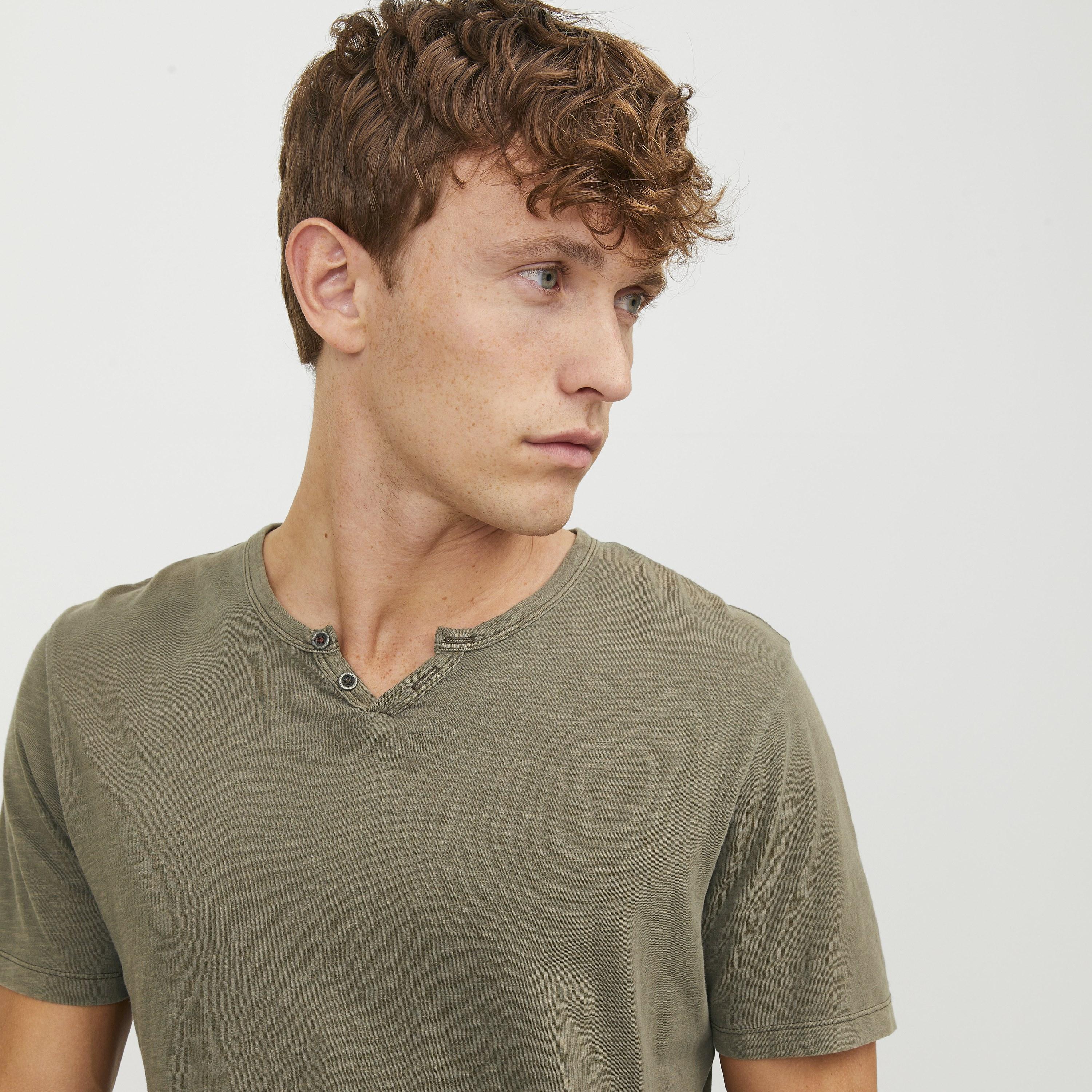 تيشرت رجالي مغزول (هيدرد) بياقة هنلي وأكمام قصيرة من جاك آند جونز-men-clothing-tshirtsandpolos-tshirts-image-11
