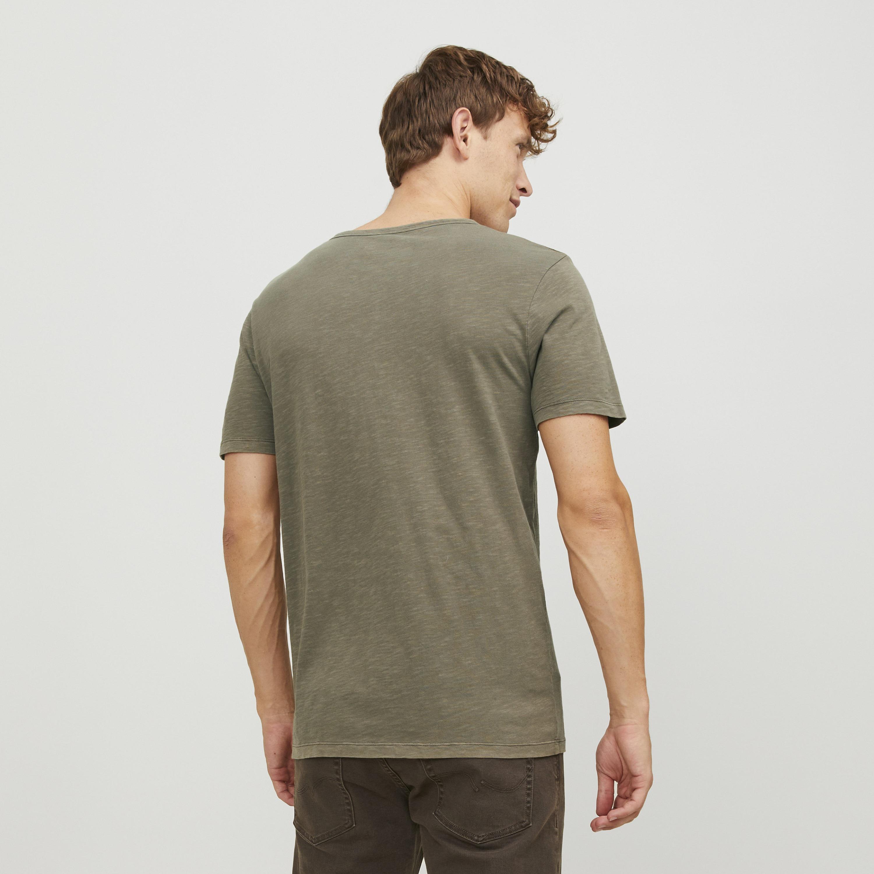 تيشرت رجالي مغزول (هيدرد) بياقة هنلي وأكمام قصيرة من جاك آند جونز-men-clothing-tshirtsandpolos-tshirts-image-12