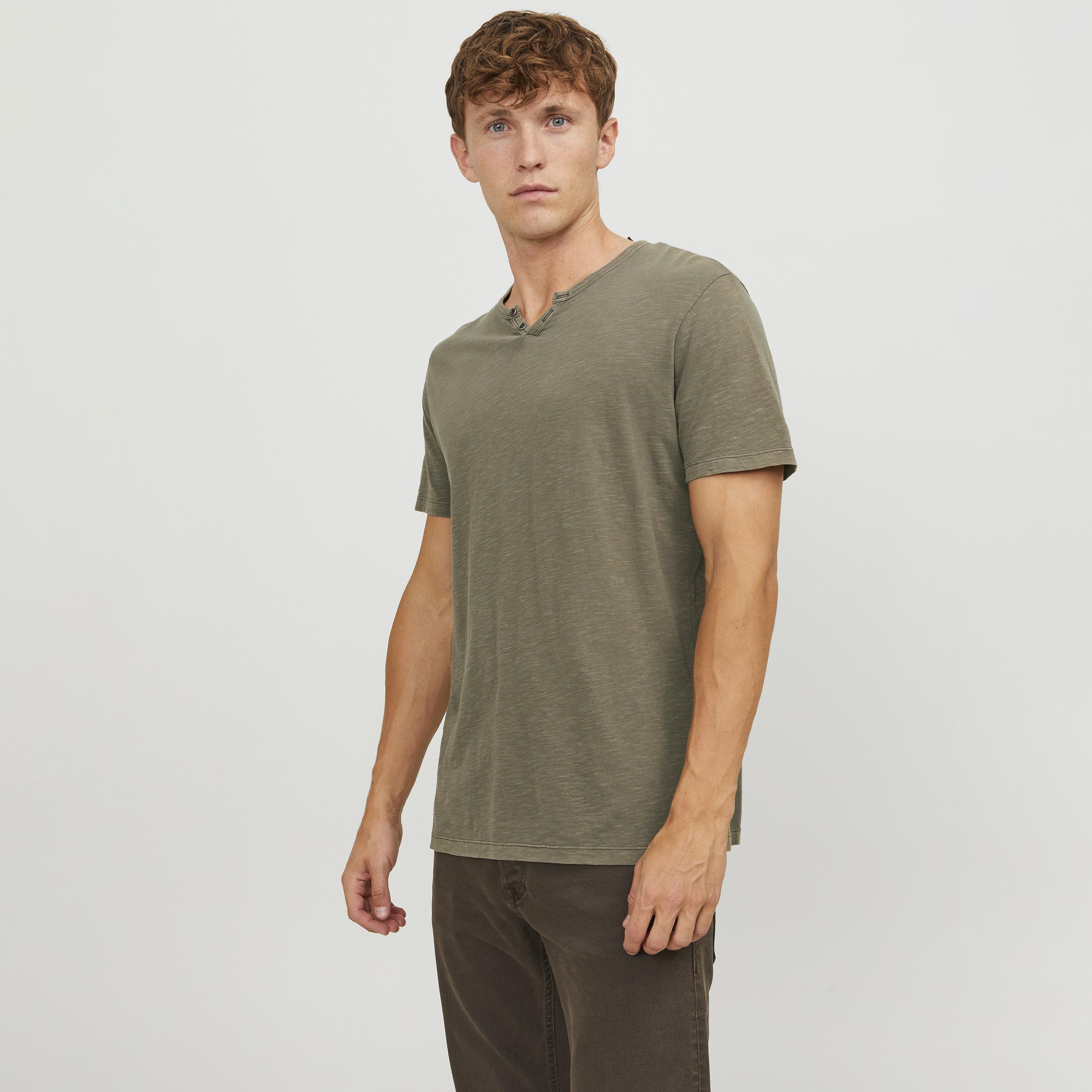 تيشرت رجالي مغزول (هيدرد) بياقة هنلي وأكمام قصيرة من جاك آند جونز-men-clothing-tshirtsandpolos-tshirts-image-13