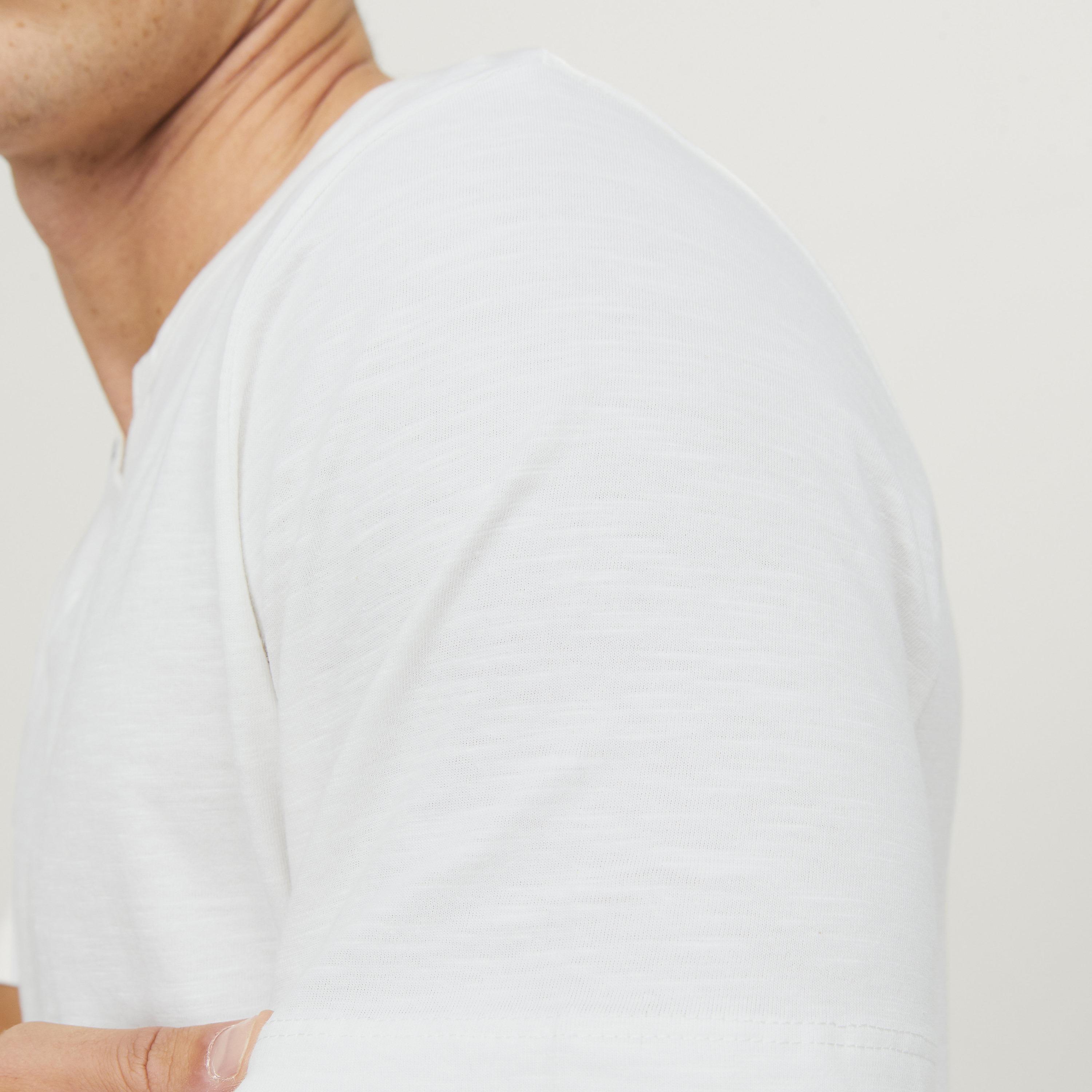 تيشرت رجالي مغزول (هيدرد) بياقة هنلي وأكمام قصيرة من جاك آند جونز-men-clothing-tshirtsandpolos-tshirts-image-3