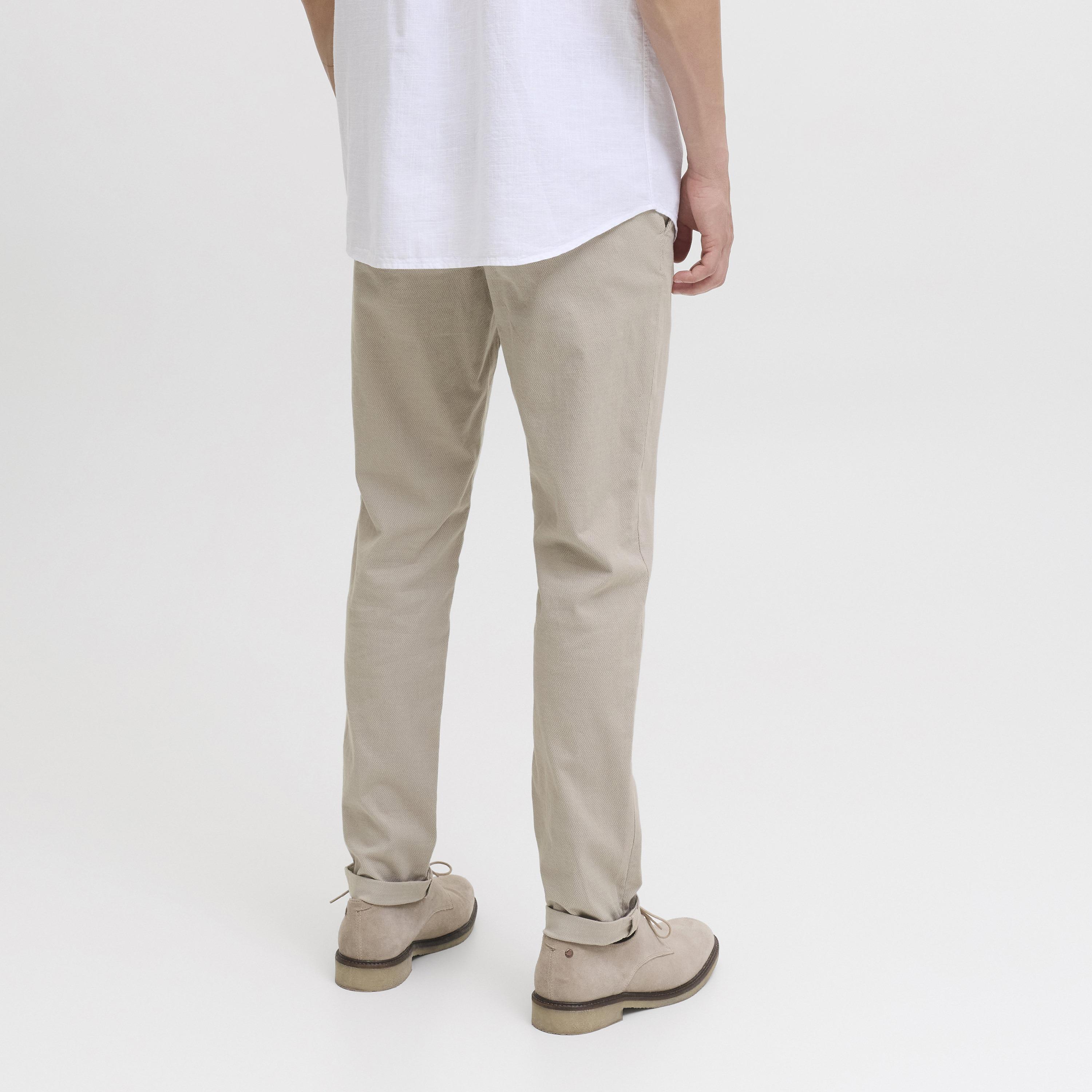 بنطال تشينو رجالي سادة بقصة ضيقة (سليم فيت) وخصر متوسط الارتفاع من جاك آند جونز-men-clothing-bottoms-trousersandchinos-chinos-image-4