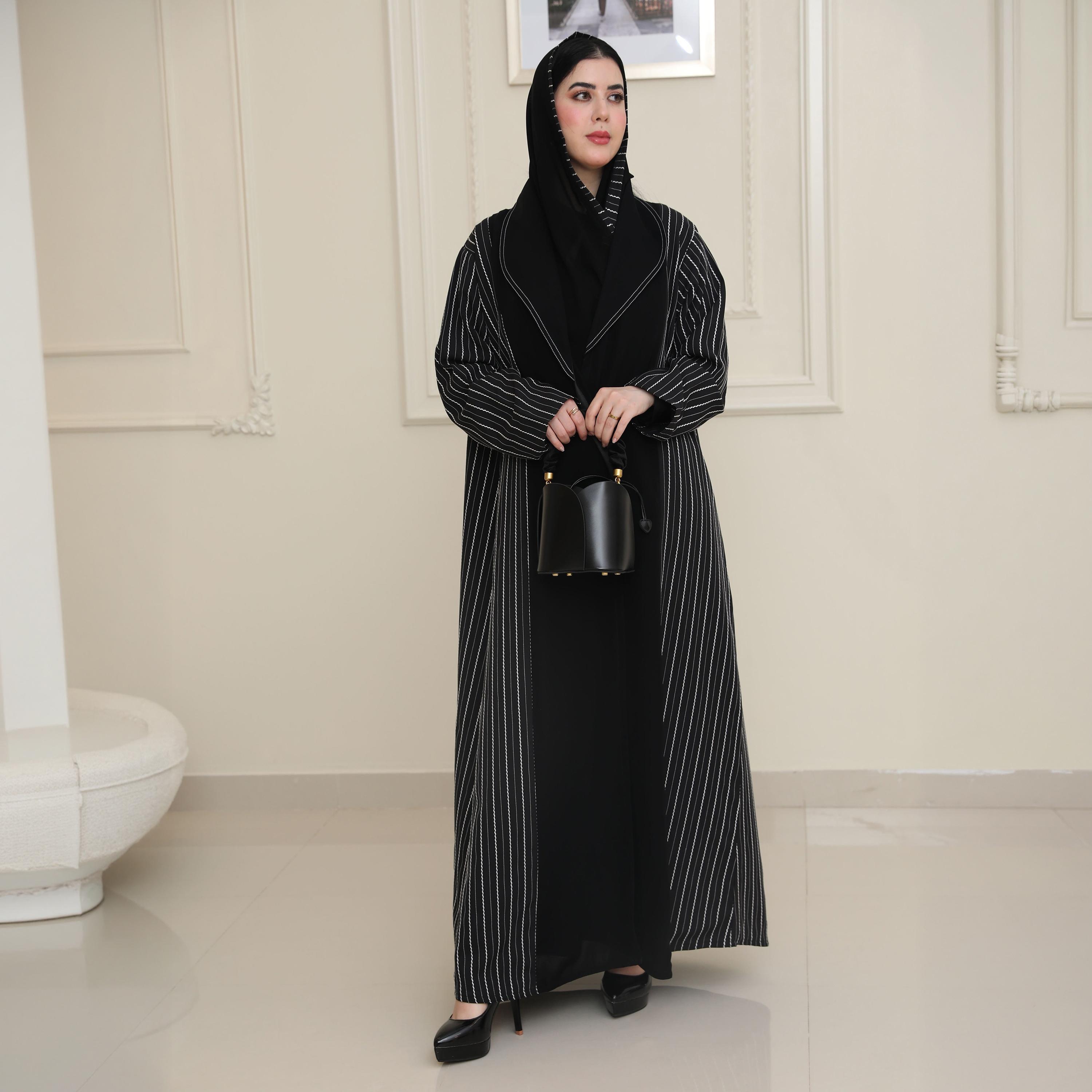 عباية بأسلوب "البليزر" بياقة مطوية وخياطة متباينة قماش كريب مع حجاب - أسود من إيليجنت حجاب-women-arabicclothing-abayas-image-1