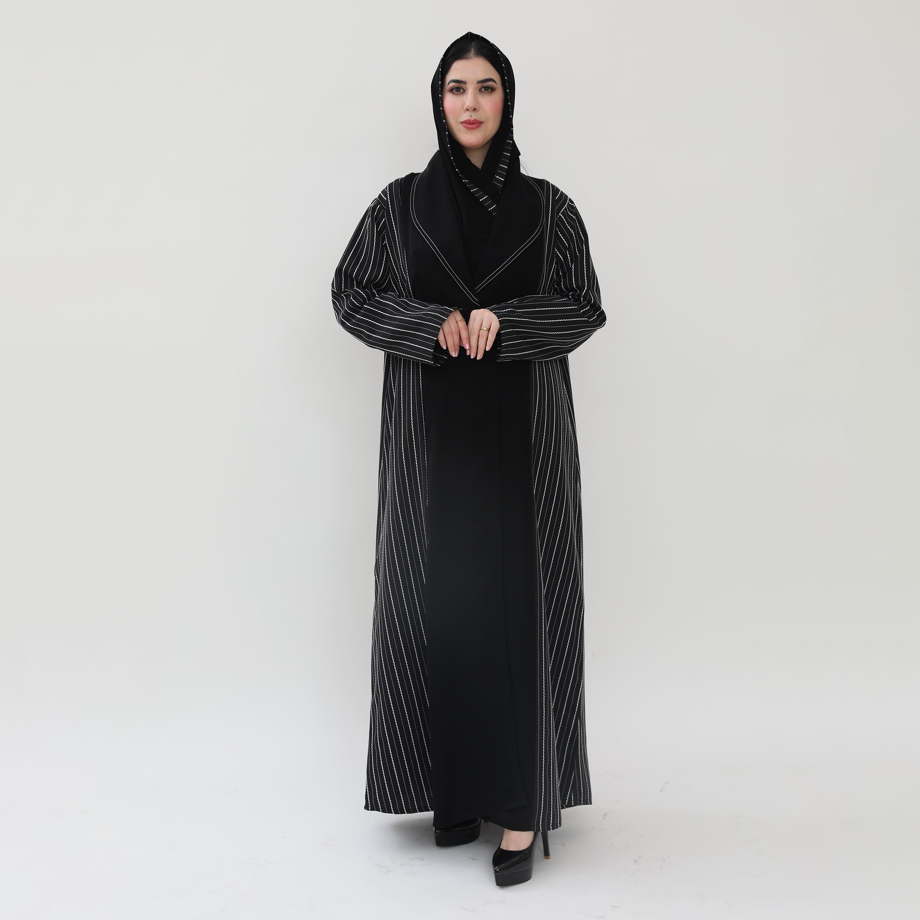 عباية بأسلوب "البليزر" بياقة مطوية وخياطة متباينة قماش كريب مع حجاب - أسود من إيليجنت حجاب-women-arabicclothing-abayas-image-3